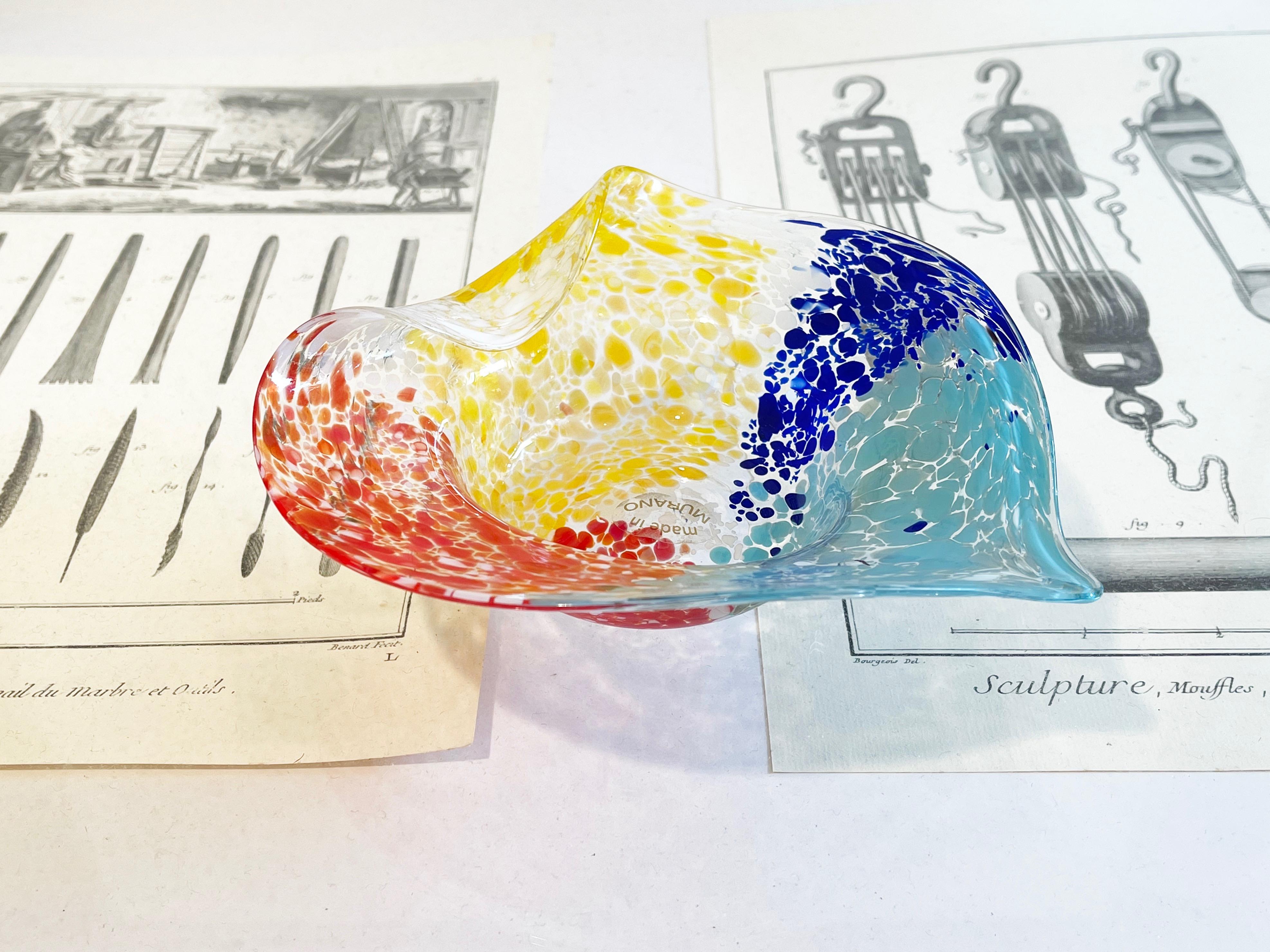 italien Bol Millefiori Confetti en verre de Murano délicat en forme de cœur en cuir des années 1980 en vente