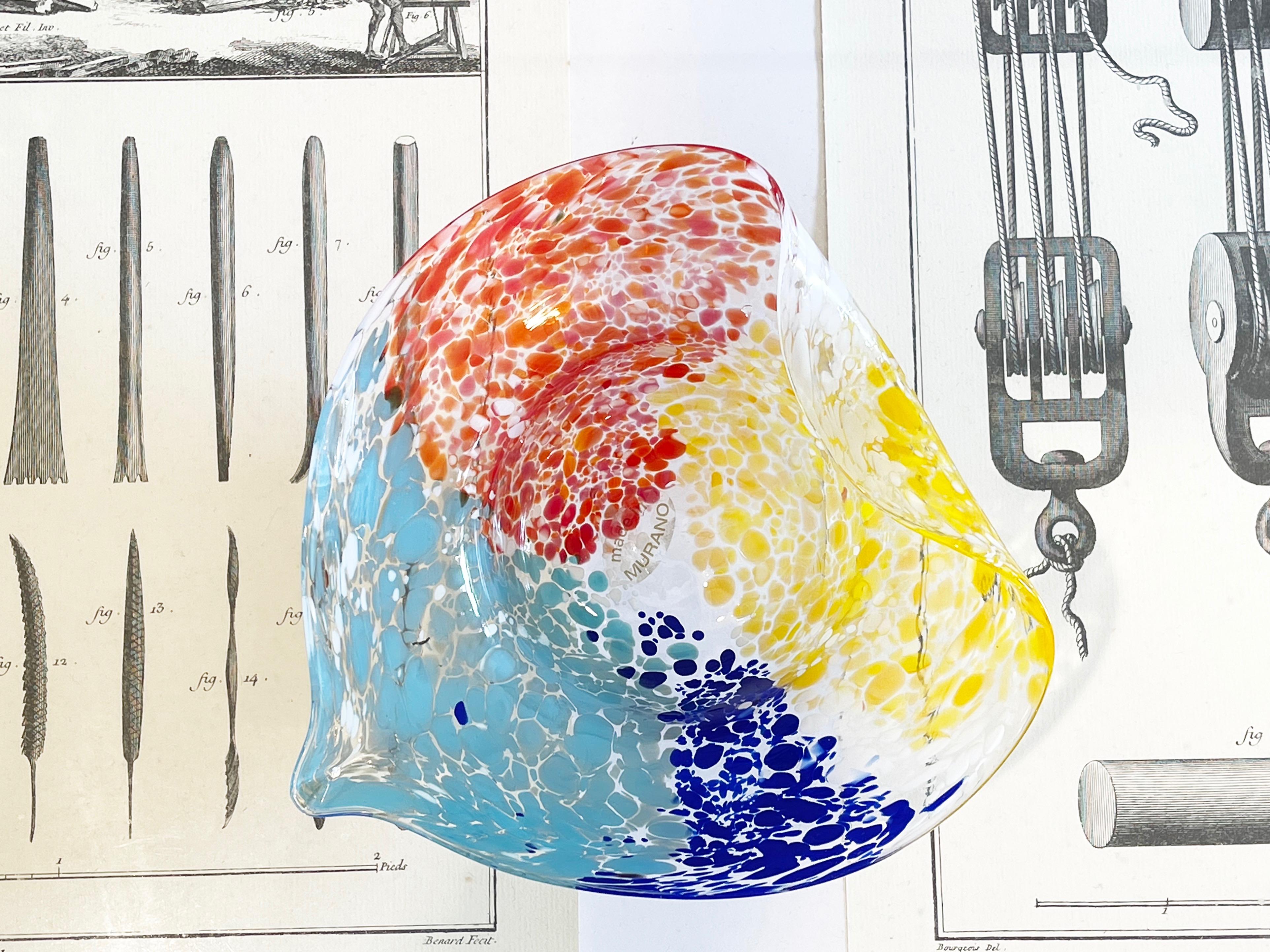 Fait main Bol Millefiori Confetti en verre de Murano délicat en forme de cœur en cuir des années 1980 en vente