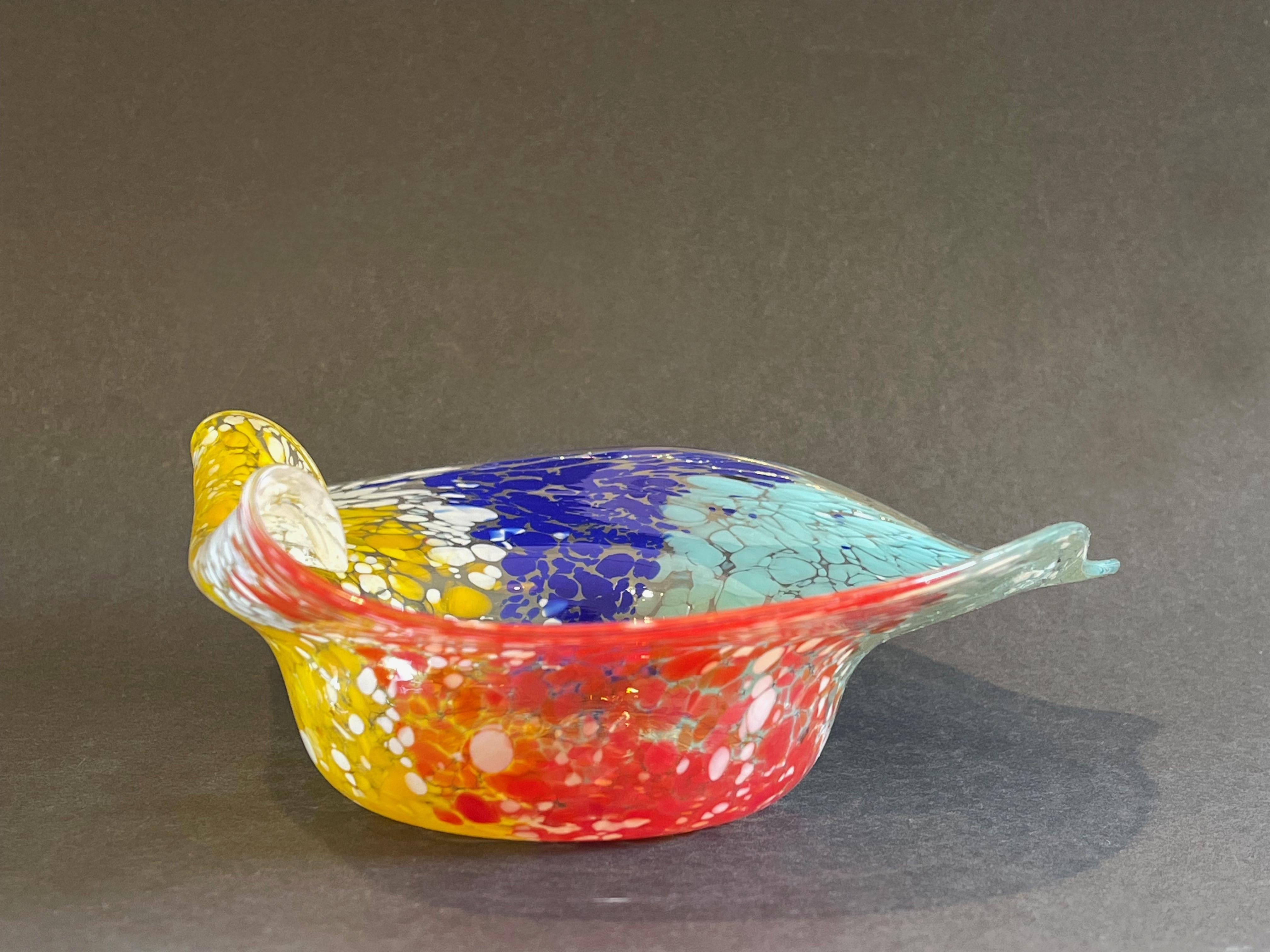 Fin du 20e siècle Bol Millefiori Confetti en verre de Murano délicat en forme de cœur en cuir des années 1980 en vente