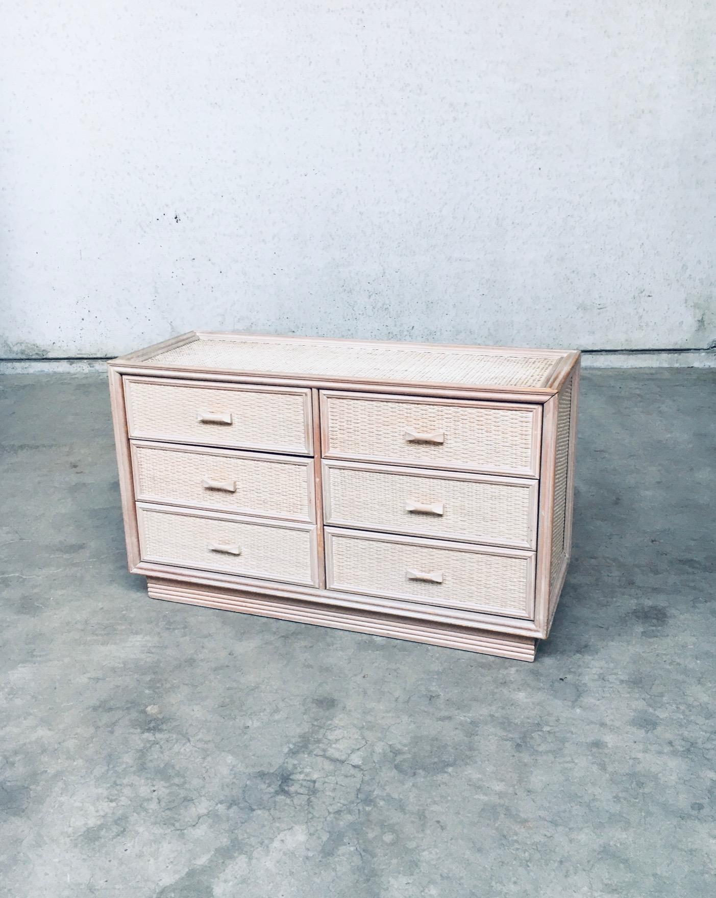 Cassettiera in rattan lavato e Wood dal design vintage. Realizzato negli anni '80, probabilmente in Italia. Nessun segno o etichetta del produttore. Wood costruito con rattan intrecciato in colore crema lavato. 6 cassetti in questa credenza bassa.