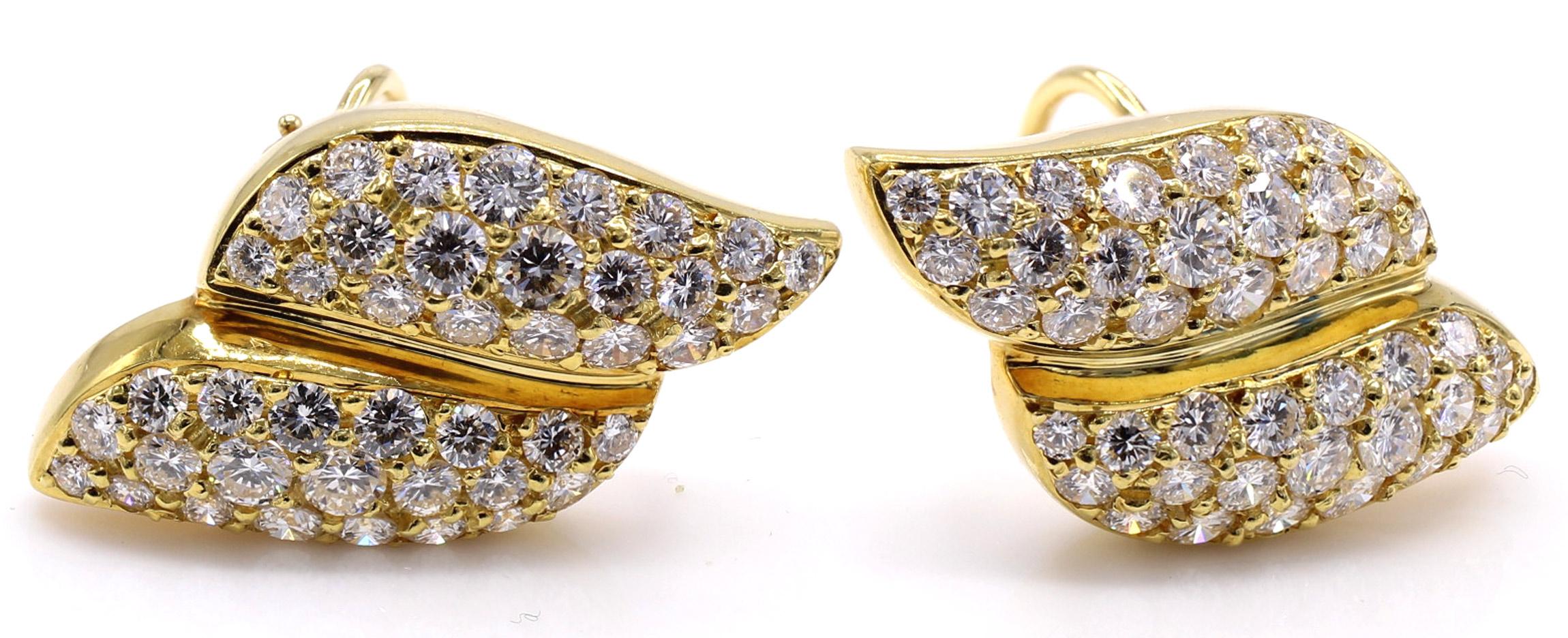 Beautifully designed and masterfully handcrafted in 18 karat yellow gold, these 1980s ear clips are chic and stunning on the ear. Set with 84 perfectly matched bright white and lively round brilliant cut diamonds with an approximate total weight of