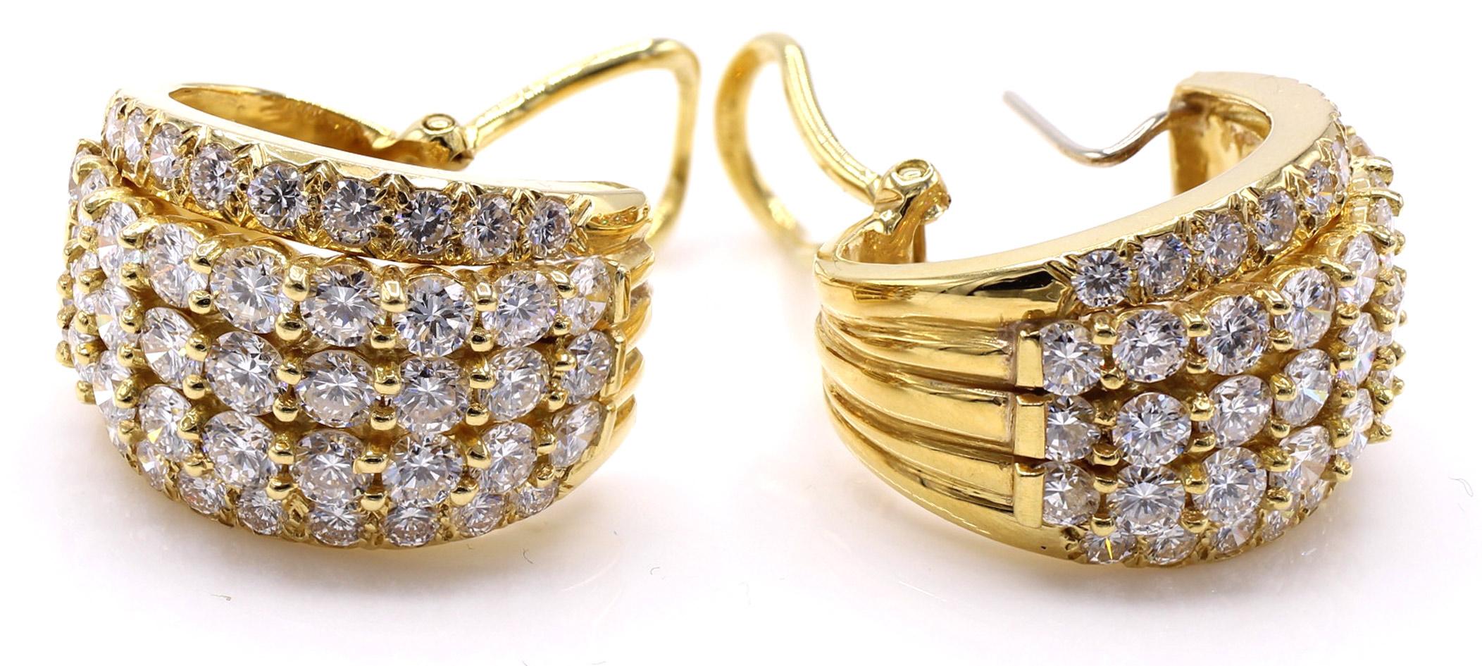 Splendidamente disegnati e ben lavorati a mano in oro giallo 18 carati, questi fermagli per orecchie degli anni '80 sono incastonati con 90 diamanti tondi taglio brillante perfettamente abbinati, per un peso totale approssimativo di 8,5 carati. Il