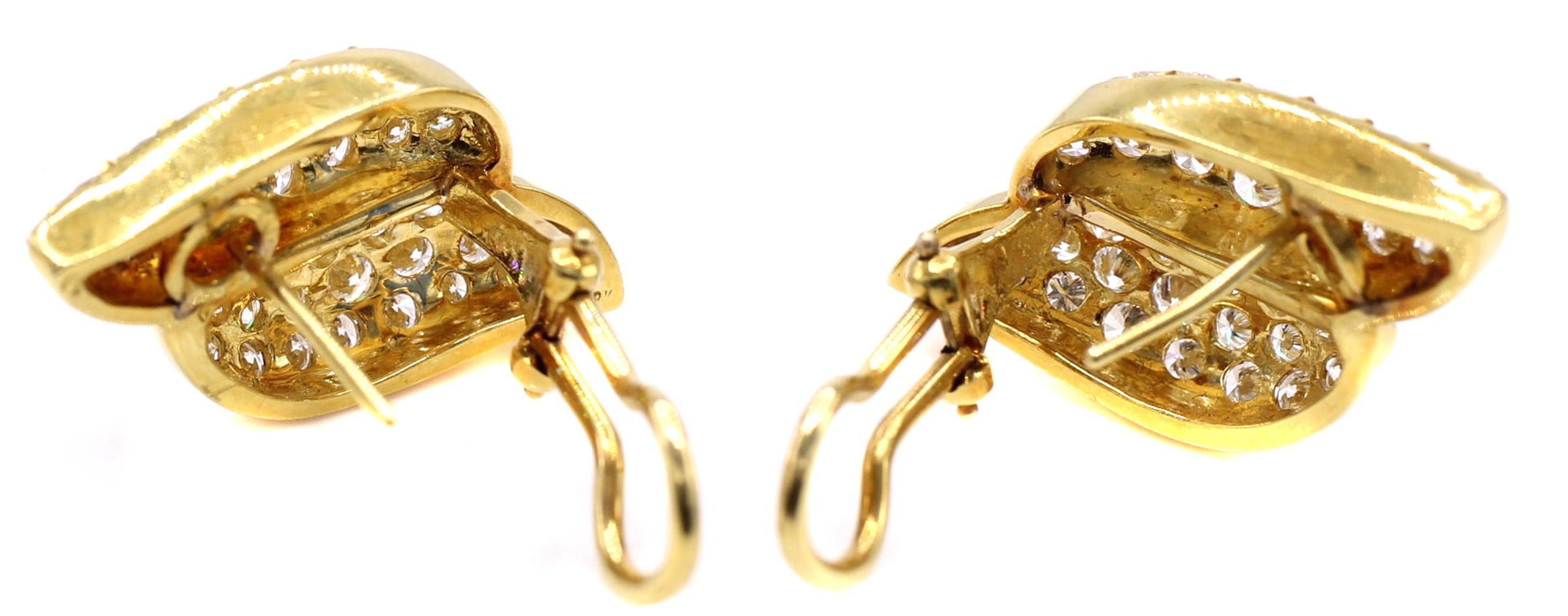 Round Cut 1980s Diamond 18 Karat Gold Ear Clips For Sale
