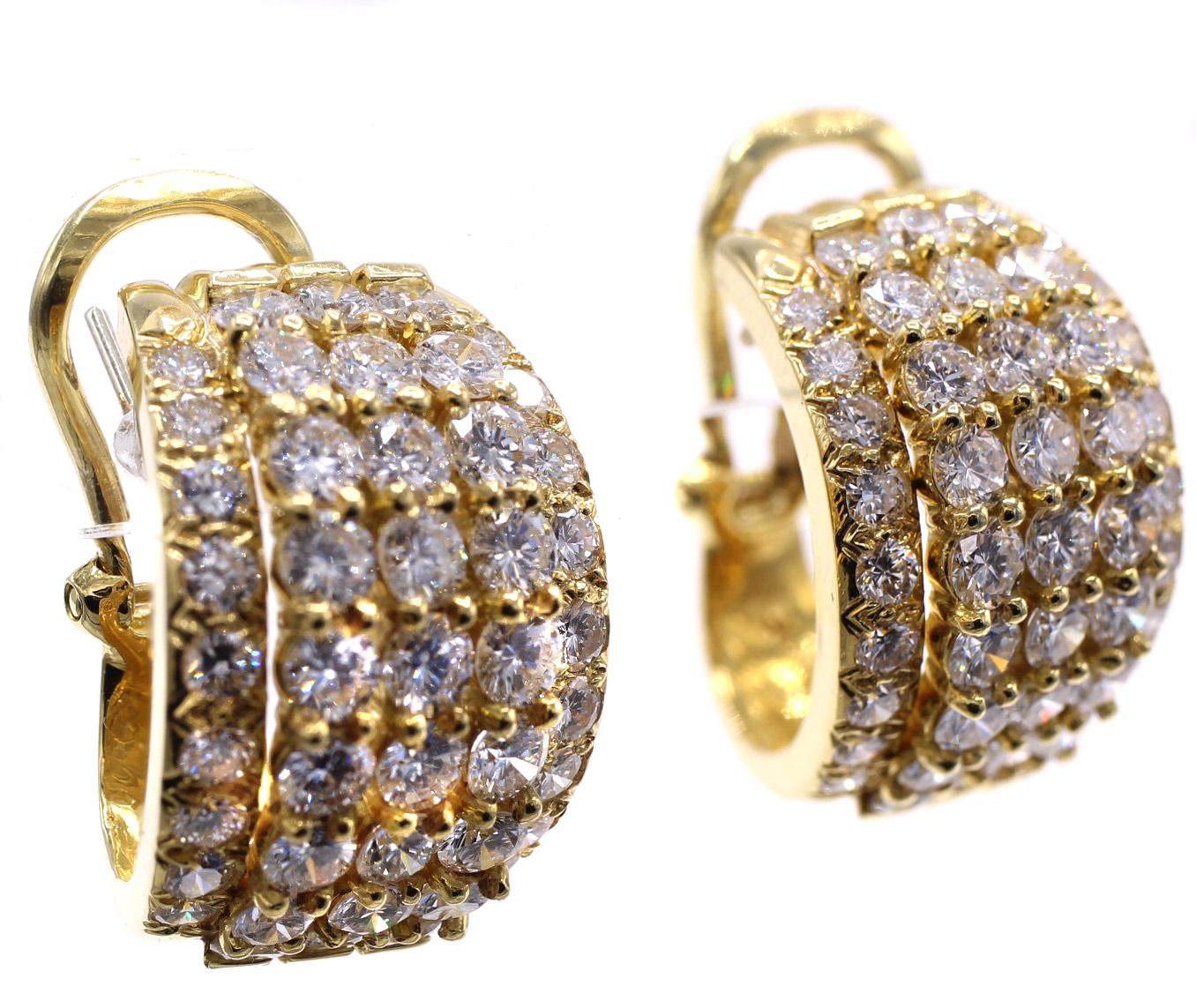 Taglio rotondo Fermagli per orecchie in oro 18 carati con diamante degli anni '80 in vendita