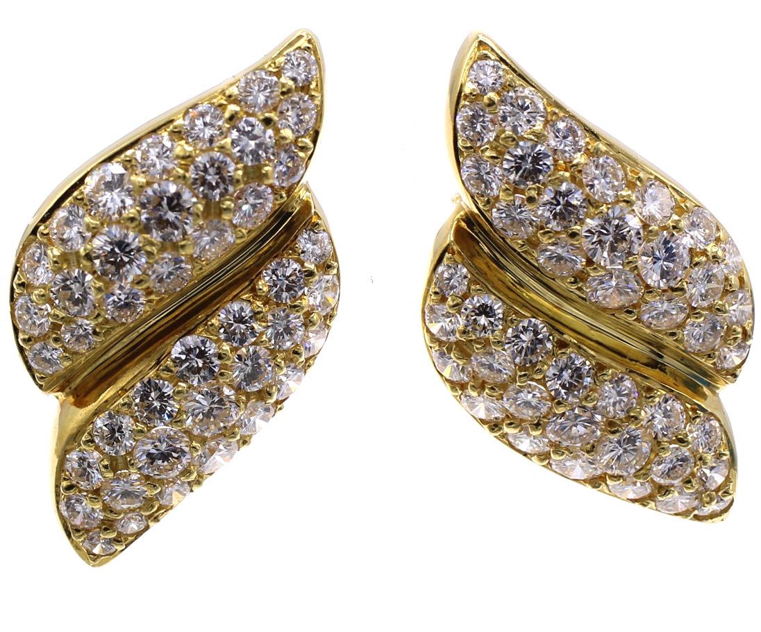 1980s Diamond 18 Karat Gold Ear Clips In Excellent Condition For Sale In New York, NY