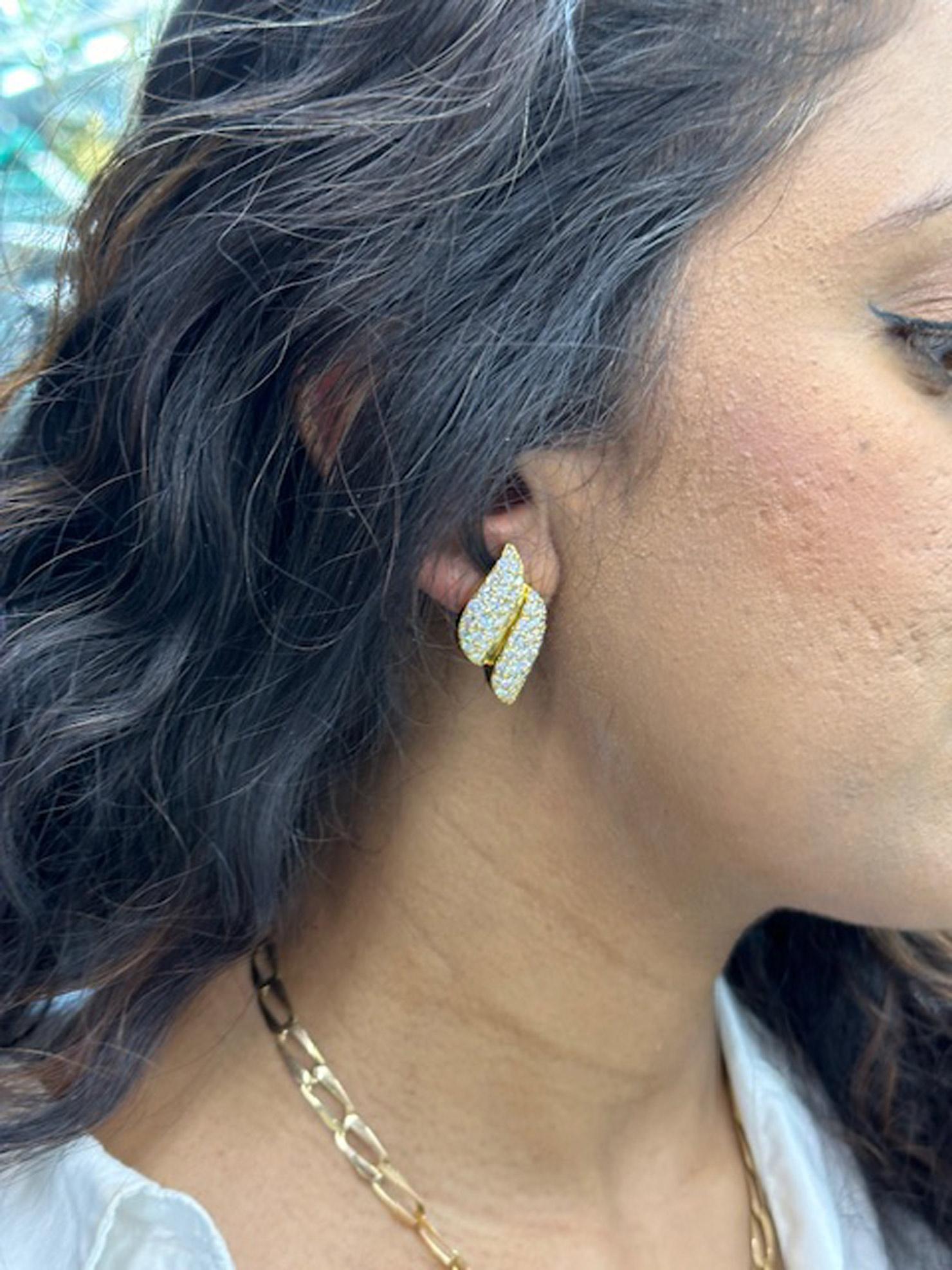 Women's or Men's 1980s Diamond 18 Karat Gold Ear Clips For Sale