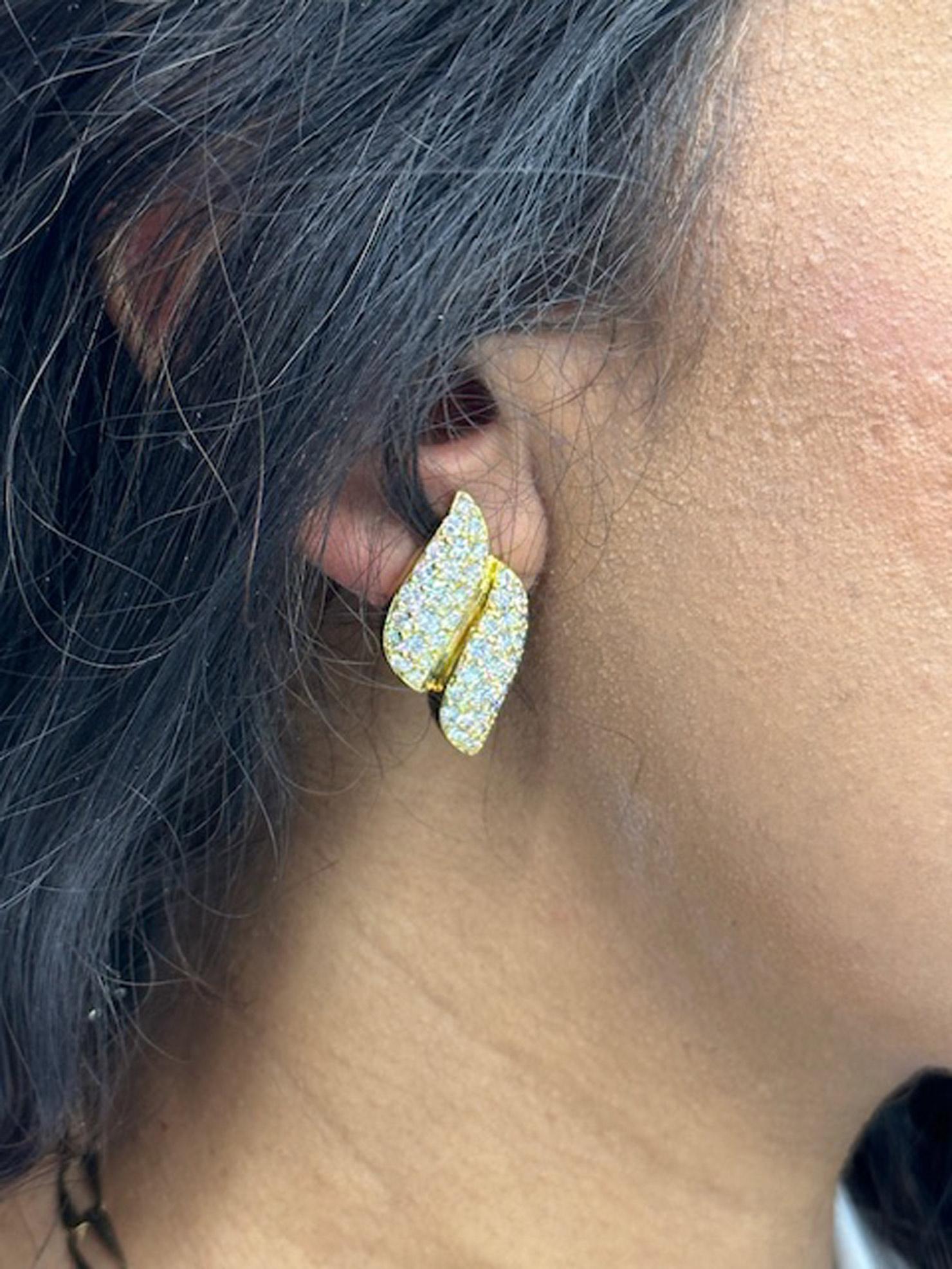 1980s Diamond 18 Karat Gold Ear Clips For Sale 1