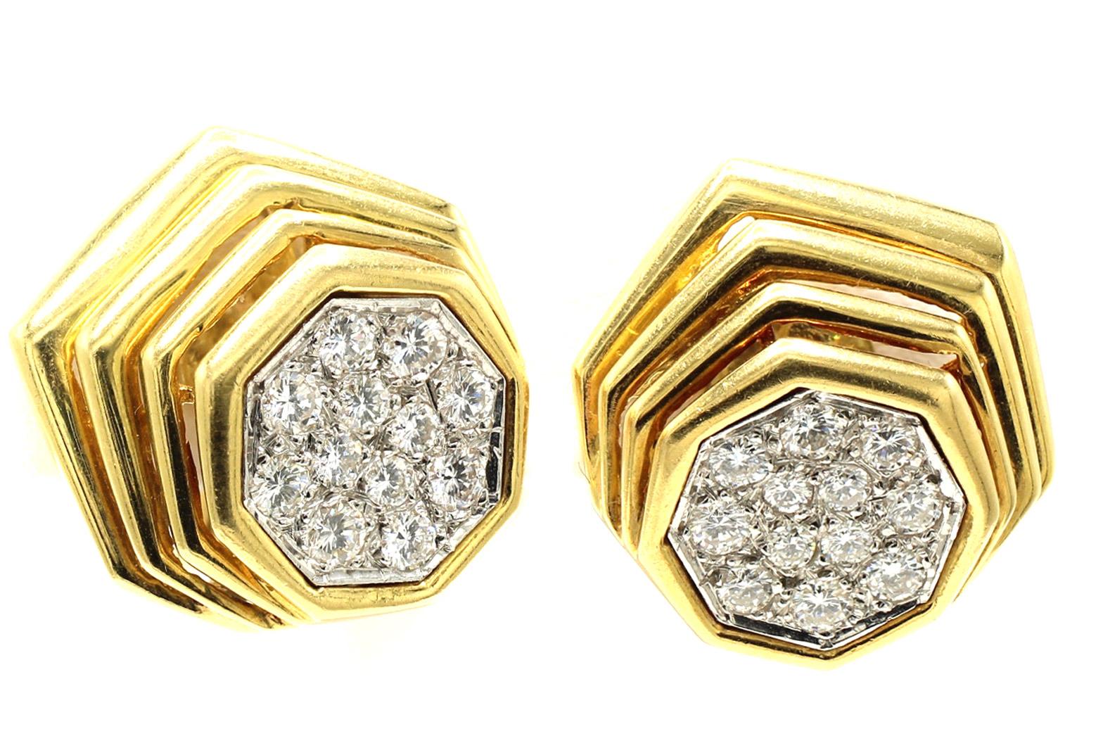 Splendidamente disegnati e magistralmente lavorati a mano, questi fermagli per orecchie in oro giallo 18 carati con diamante degli anni '80 sono un accessorio chic e divertente da indossare in ogni occasione. Il design astratto con barre d'oro