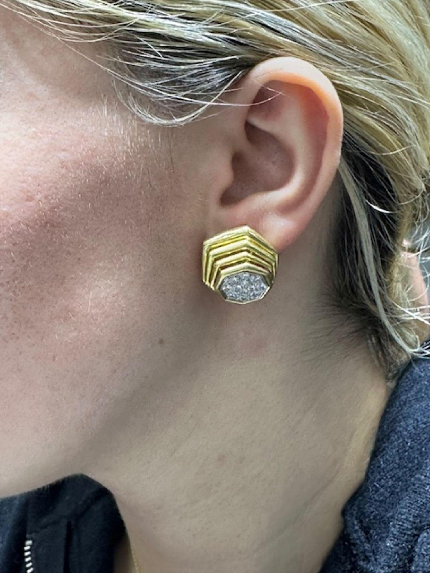 Clip per orecchie in oro giallo 18 carati con diamante degli anni '80 in vendita 1