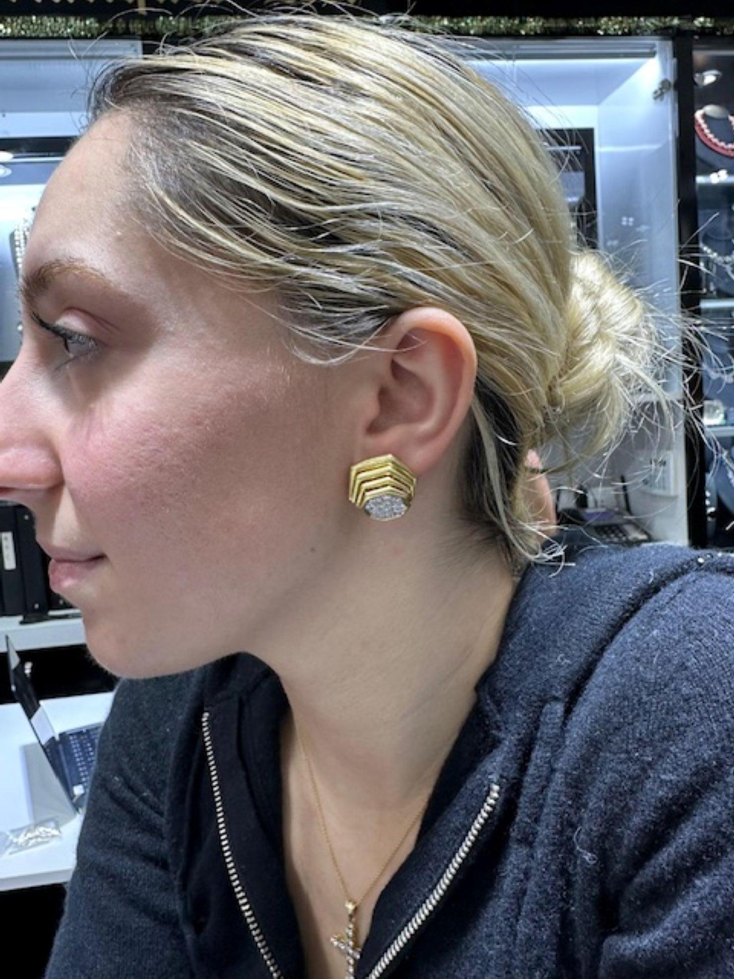 Clip per orecchie in oro giallo 18 carati con diamante degli anni '80 in vendita 2