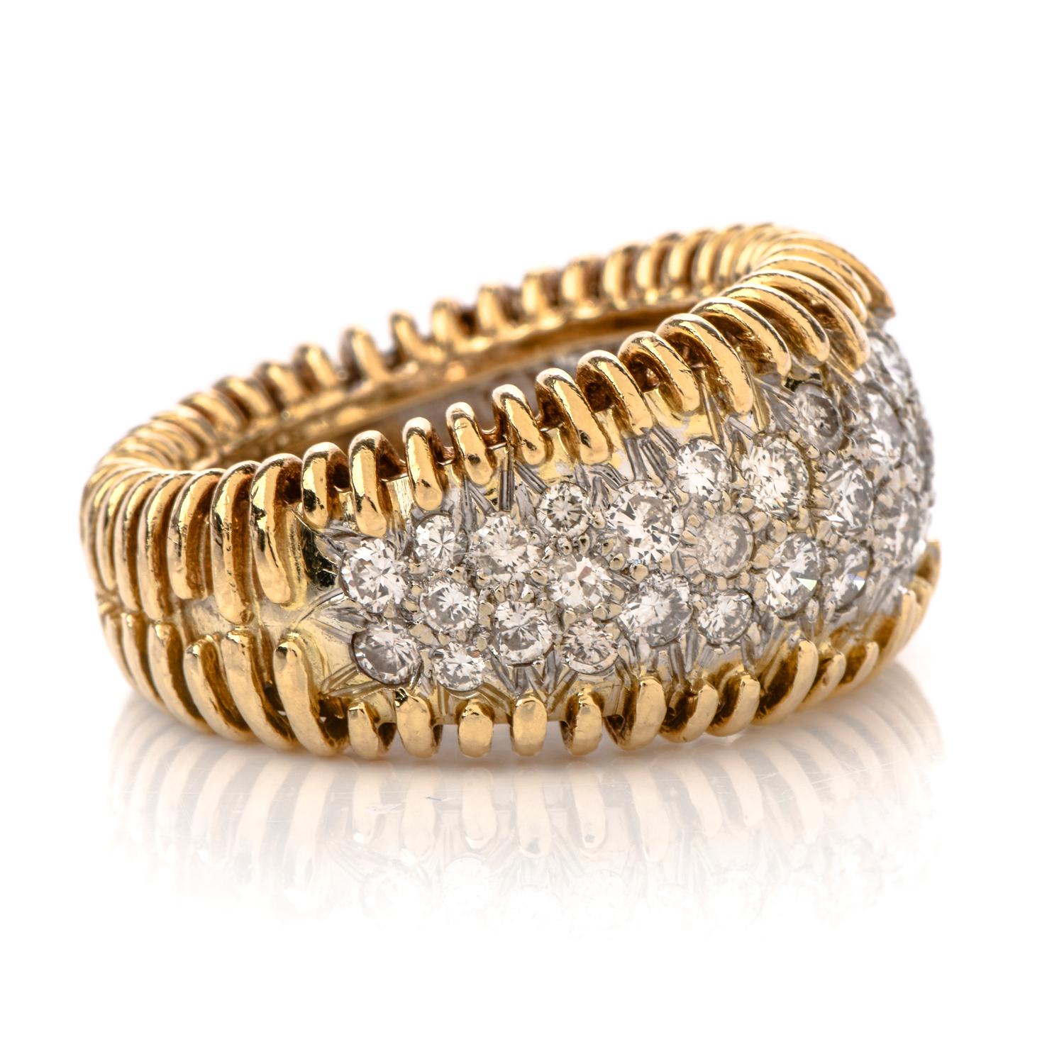 Lassen Sie Ihre Hände funkeln mit diesem auffälligen Vintage-Diamantring aus 18 Karat Gold mit strukturiertem breiten Band.  Dieser markante Ring ist aus 18 Karat strukturiertem Gelb- und Weißgold gefertigt und hat eine Größe von 6::25.  Es zeigt