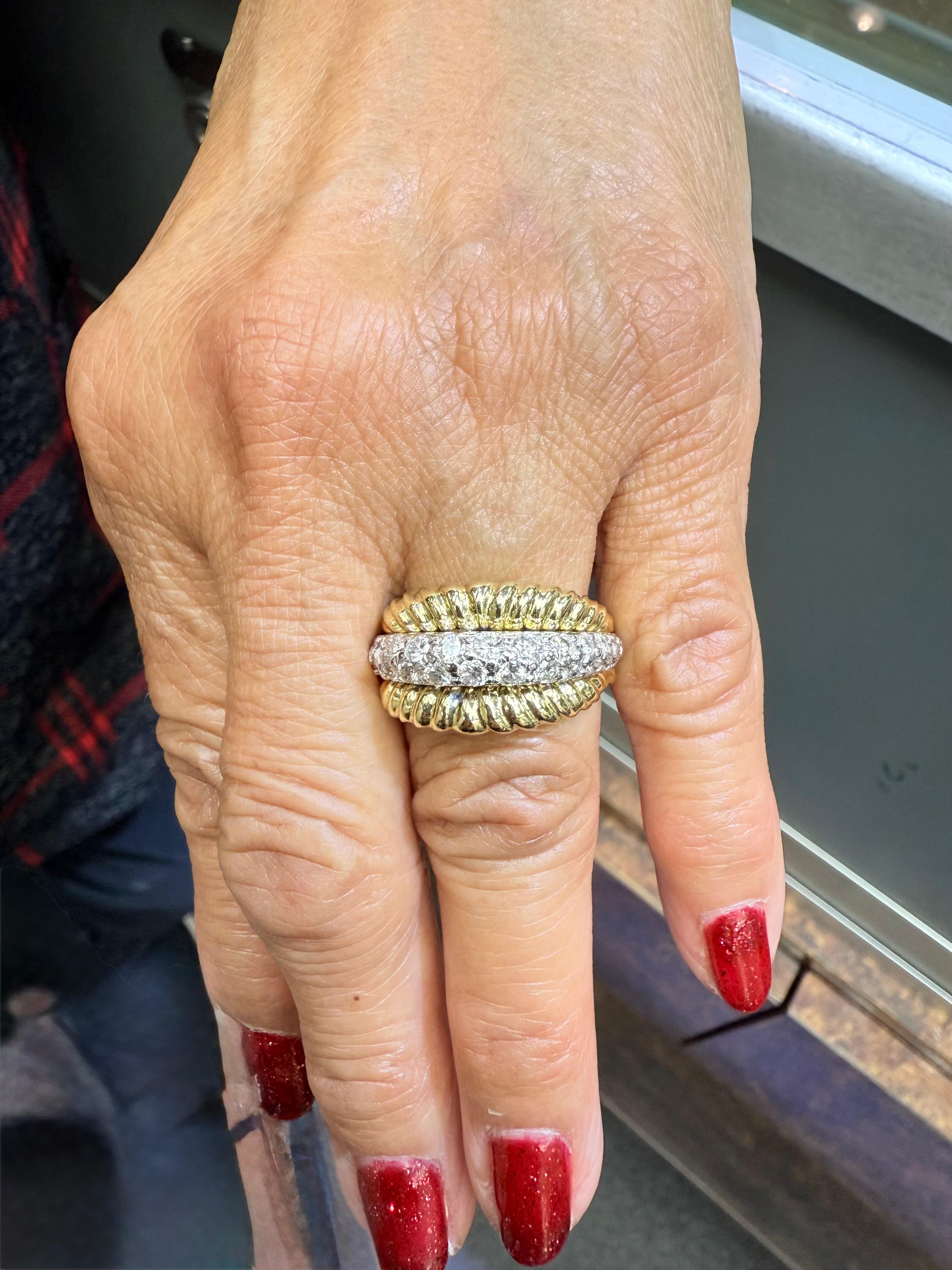 Anello a cupola bicolore con diamanti e 18 carati degli anni '80.

Questo anello a cupola con diamanti e 18 carati è stato realizzato negli anni Ottanta.  Il diamante centrale è incastonato in oro bianco 18 carati ed è delimitato da sezioni