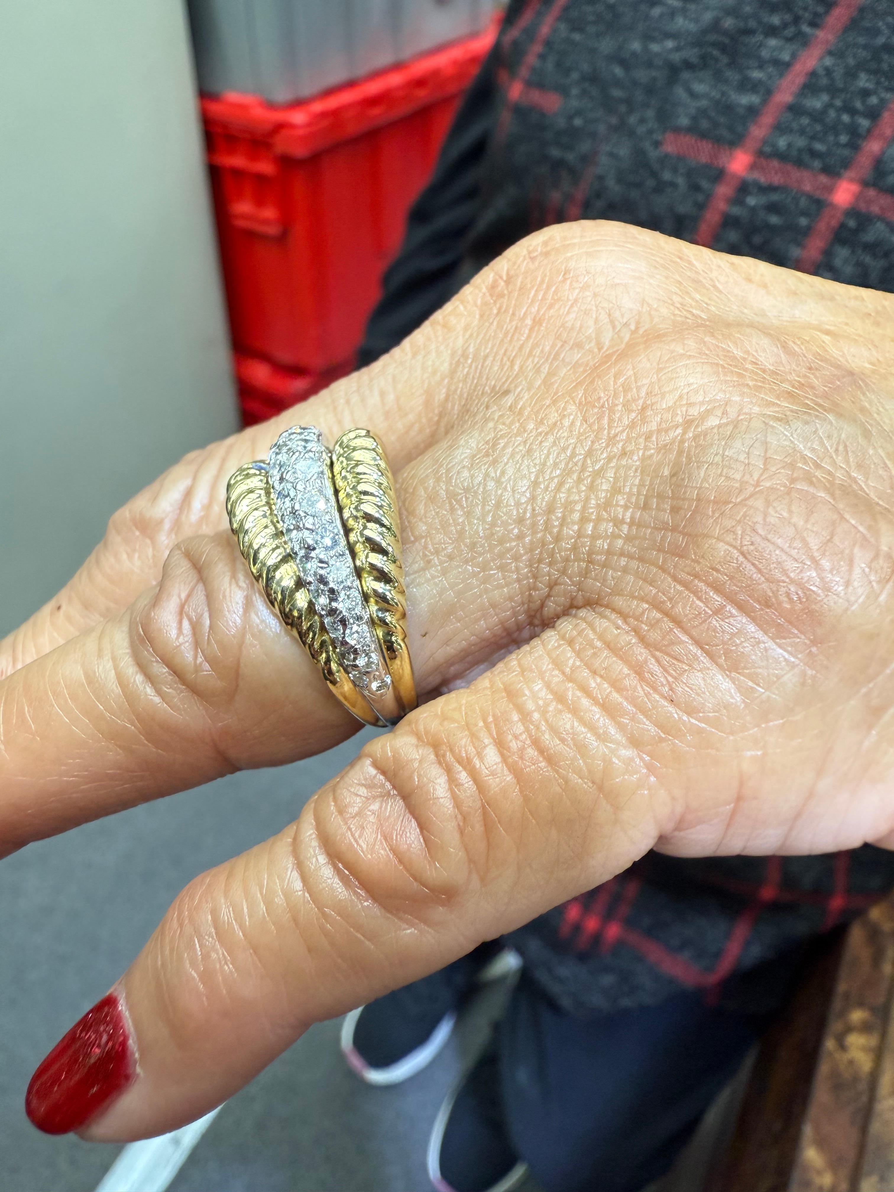 Taglio rotondo Anello a cupola con diamante 18 carati bicolore degli anni '80 in vendita