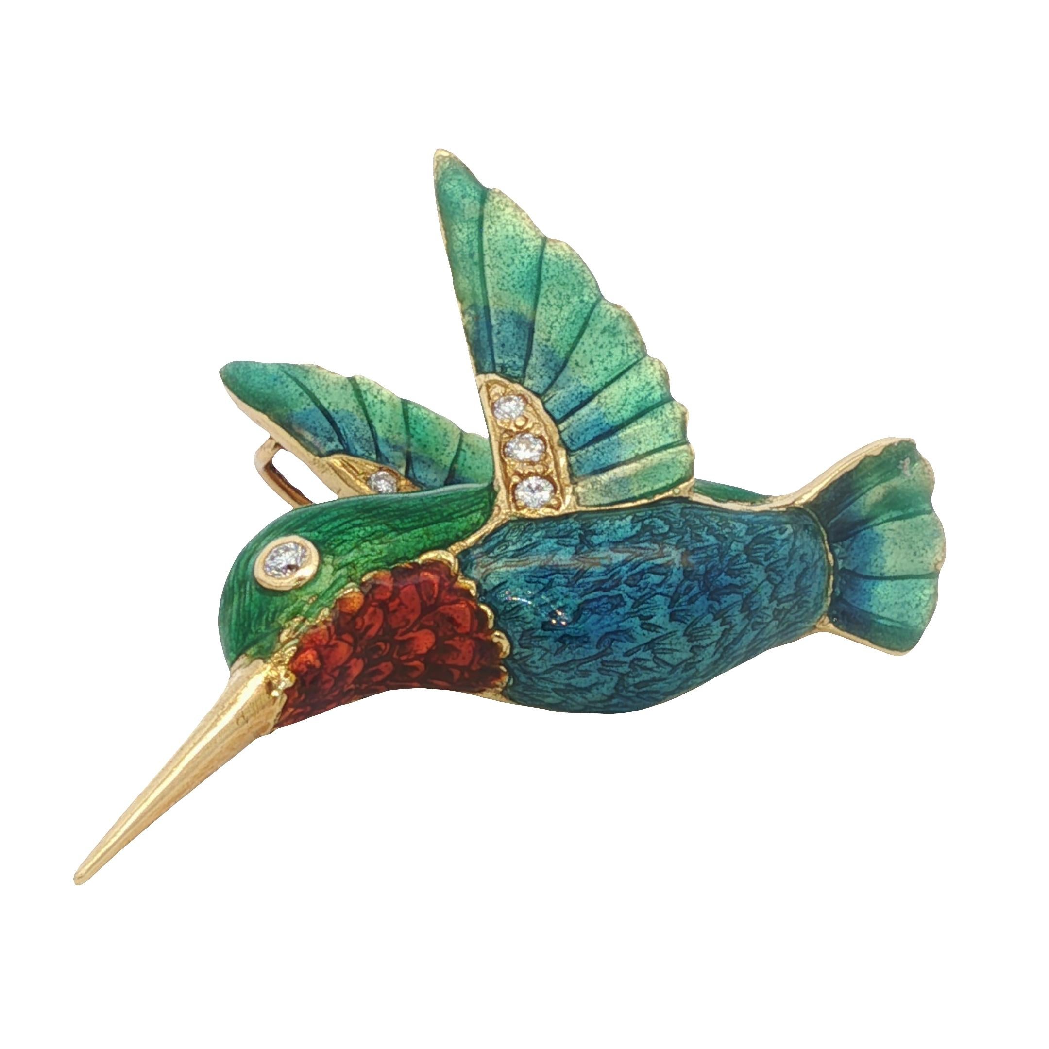 Questo ciondolo a forma di colibrì dai colori vivaci valorizzerà sicuramente la tua collana preferita! Realizzato in oro giallo 18 carati, questo ciondolo vintage degli anni '80 presenta 6 diamanti e uno smalto dai colori vivaci e squisitamente