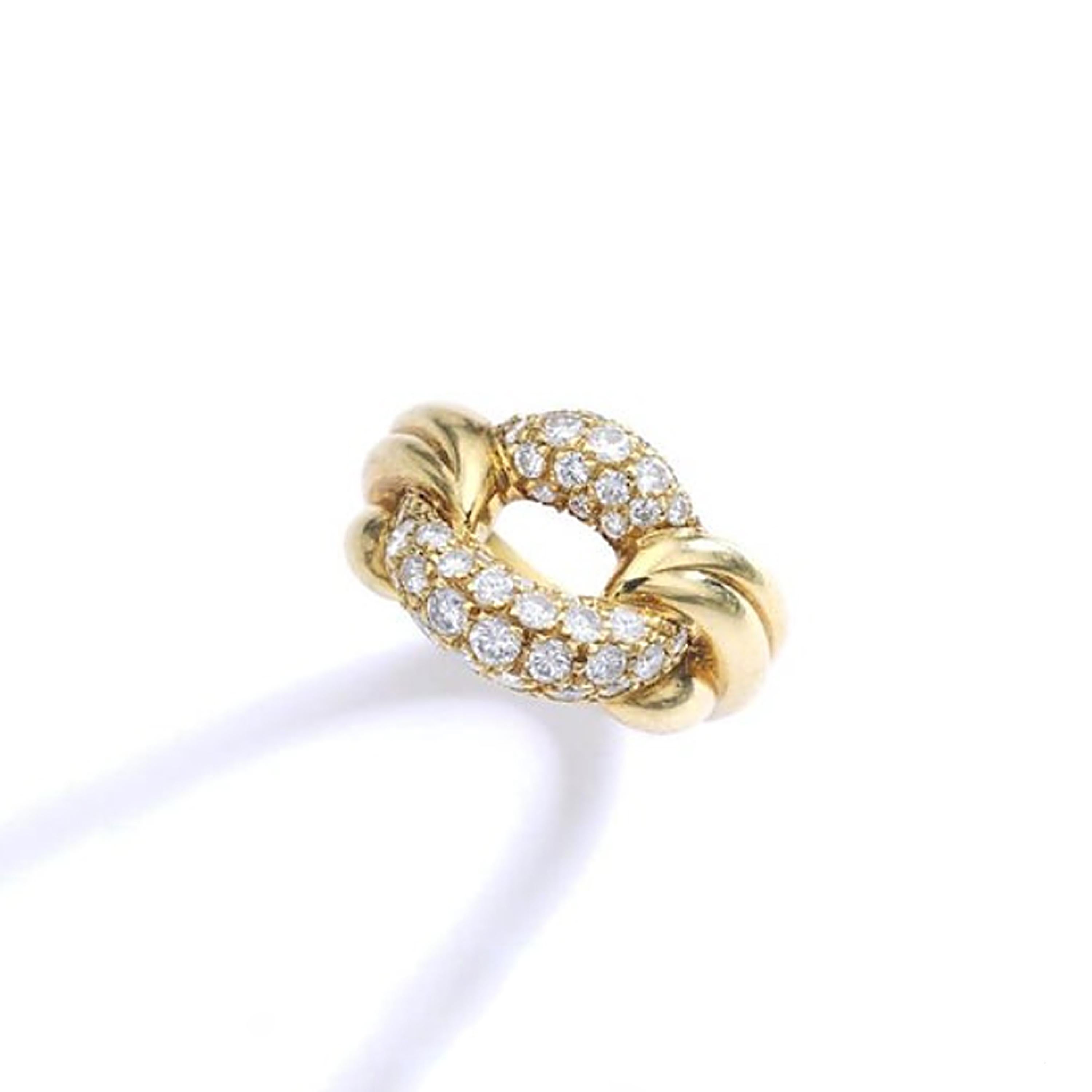 Step into the nostalgia of the 80s with this captivating yellow gold 18k 750 ring, adorned with a brilliant round cut diamond. With its retro charm and Italian craftsmanship, this piece effortlessly channels the essence of that vibrant era.

Crafted