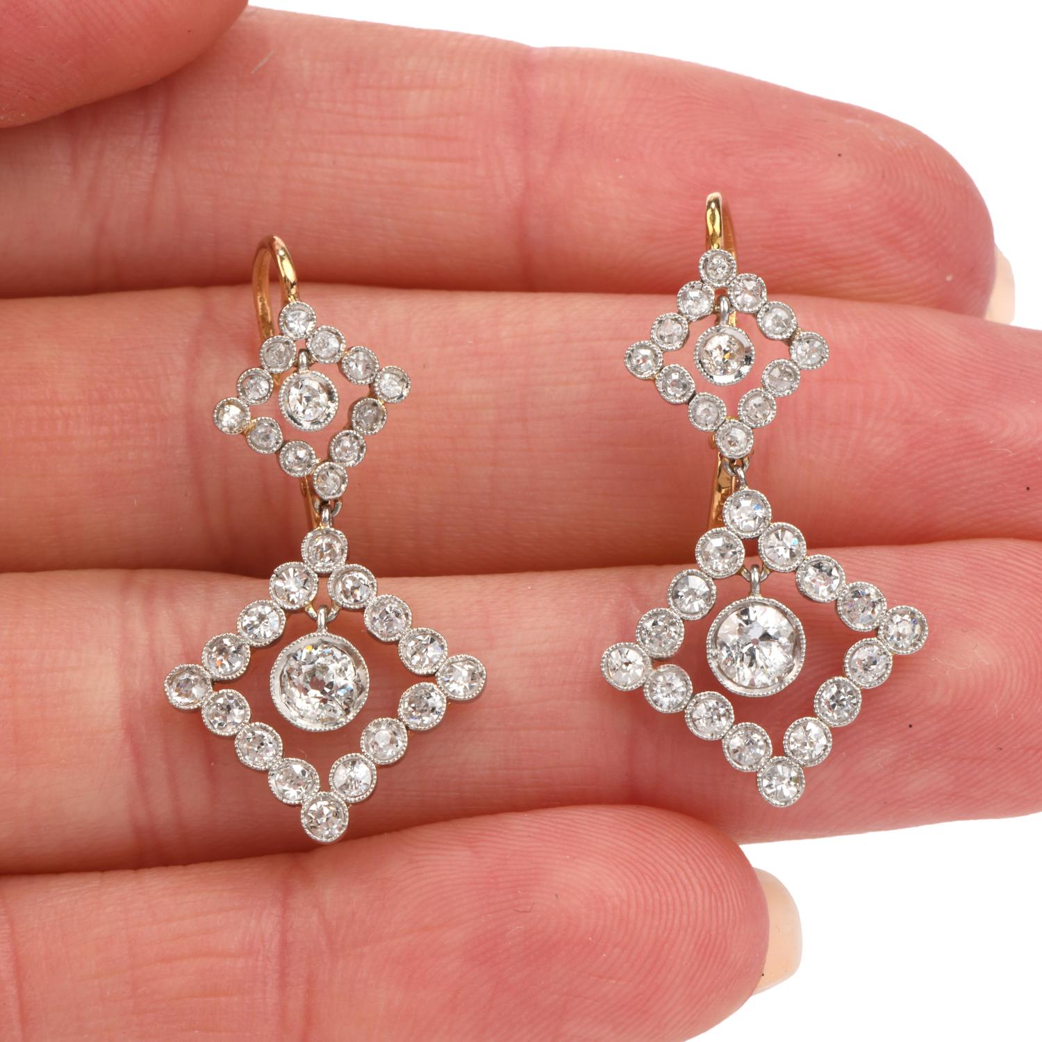 1980s Diamond Chandelier Platinum 18 Karat Gold Dangle Drop Earrings In Excellent Condition In Miami, FL