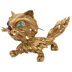 1980's Diamond Emerald Ruby 18 Karat Yellow Gold Vintage Cat Pin Brooch
