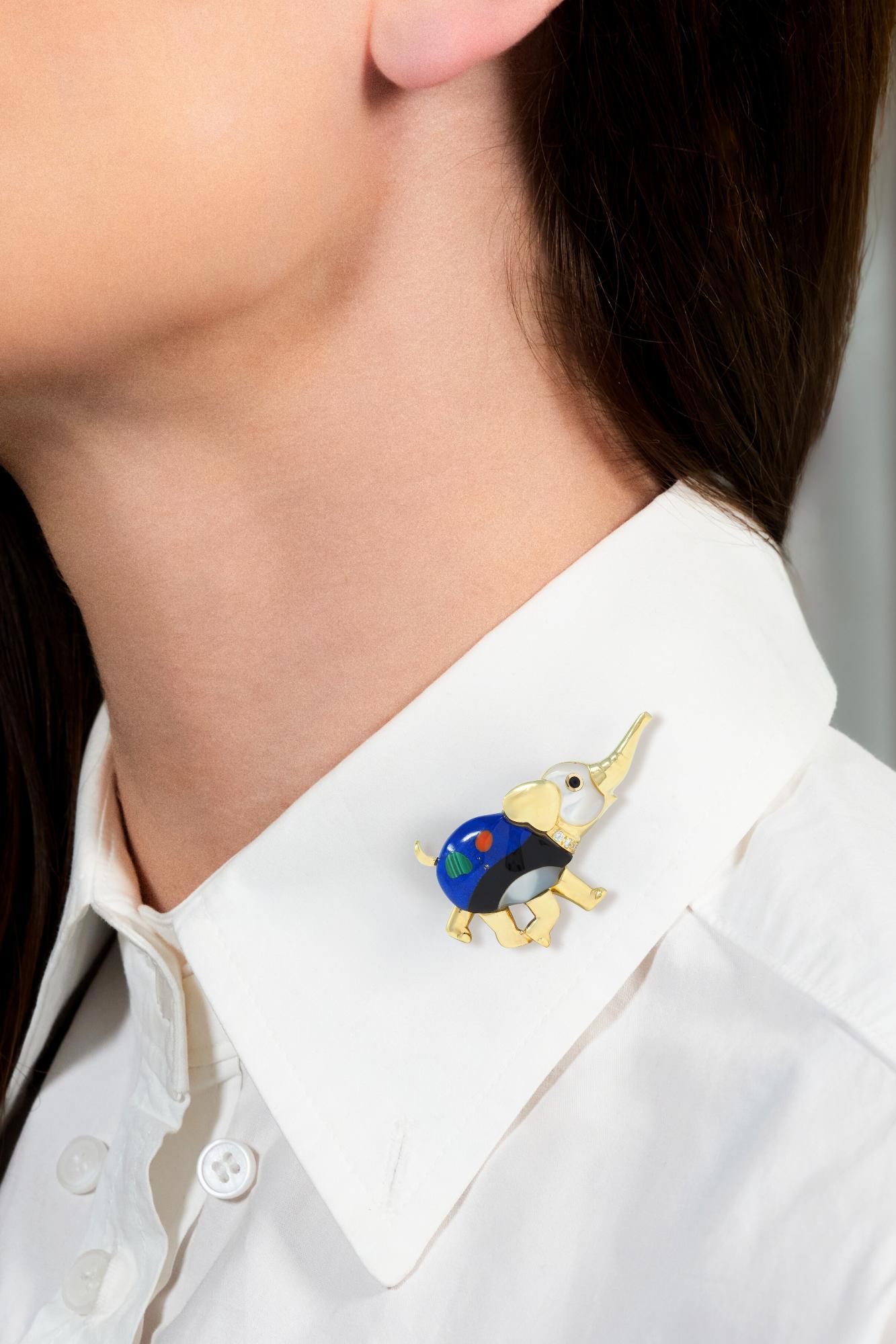 Diseñado como un elefante estilizado compuesto por un cuerpo y una cabeza de piedras preciosas incrustadas
Con lapislázuli, cornalina, malaquita, nácar y ónice
Acentuado por un collar de diamantes redondos de talla brillante
Con un peso total