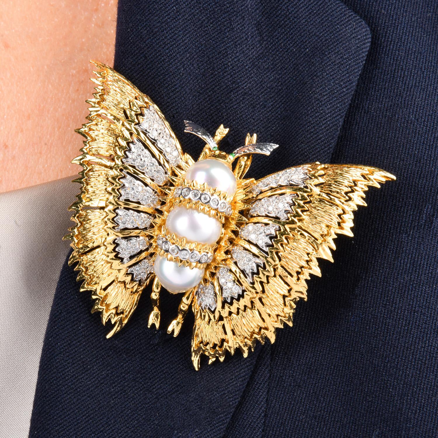 Moderne Pendentif broche papillon en or 18K des années 1980 avec diamants, perles et émeraudes en vente