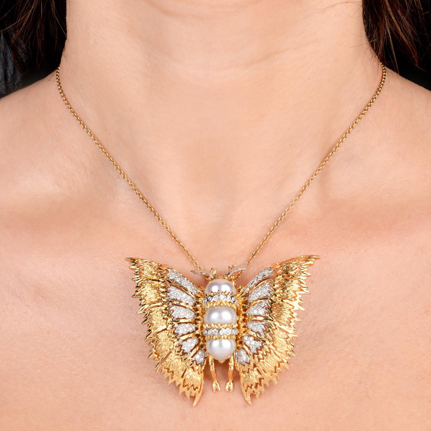 Taille ronde Pendentif broche papillon en or 18K des années 1980 avec diamants, perles et émeraudes en vente