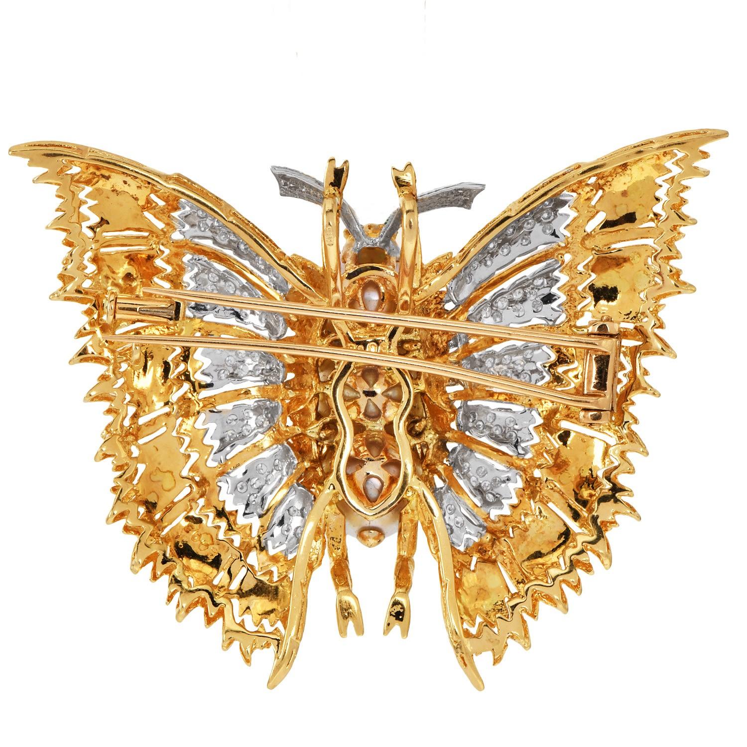 Pendentif broche papillon en or 18K des années 1980 avec diamants, perles et émeraudes Excellent état - En vente à Miami, FL