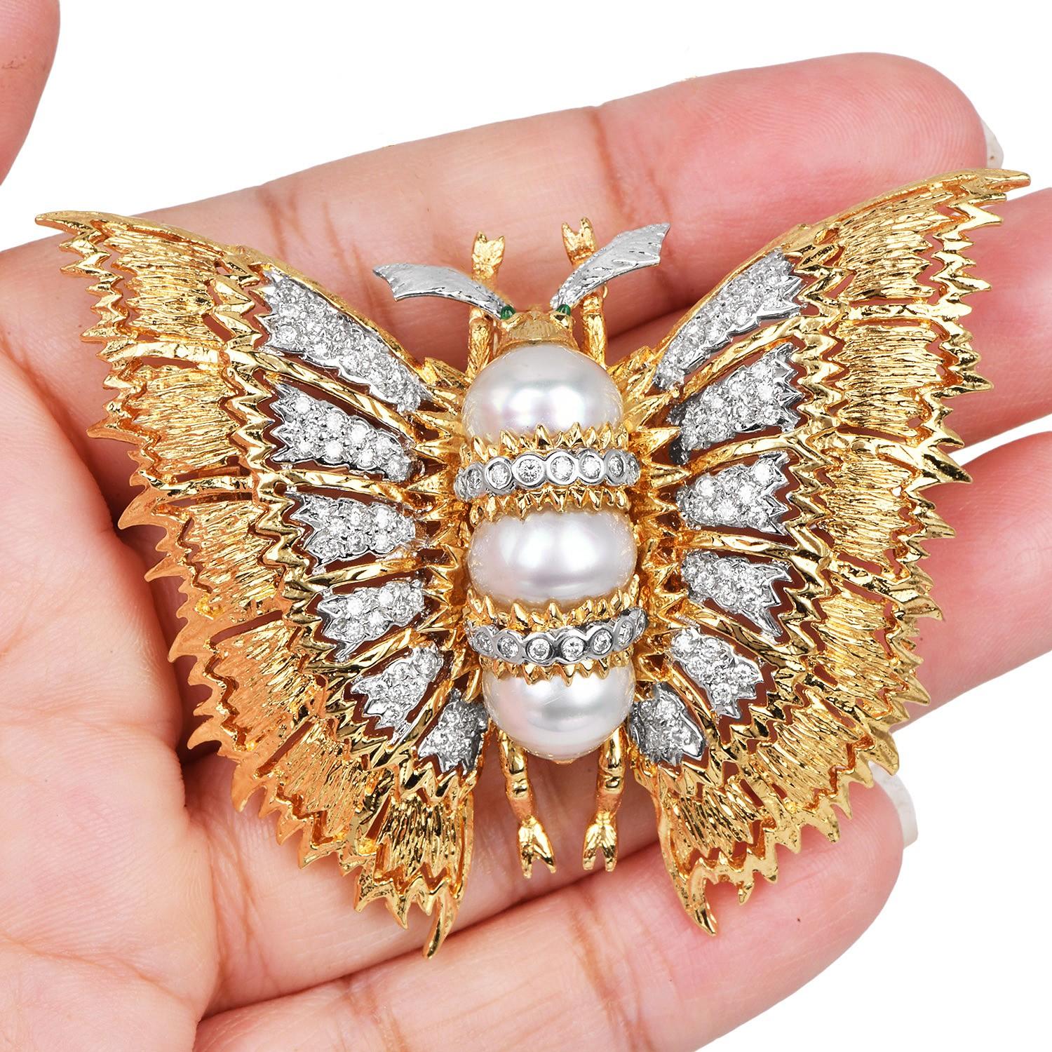 Pendentif broche papillon en or 18K des années 1980 avec diamants, perles et émeraudes Unisexe en vente