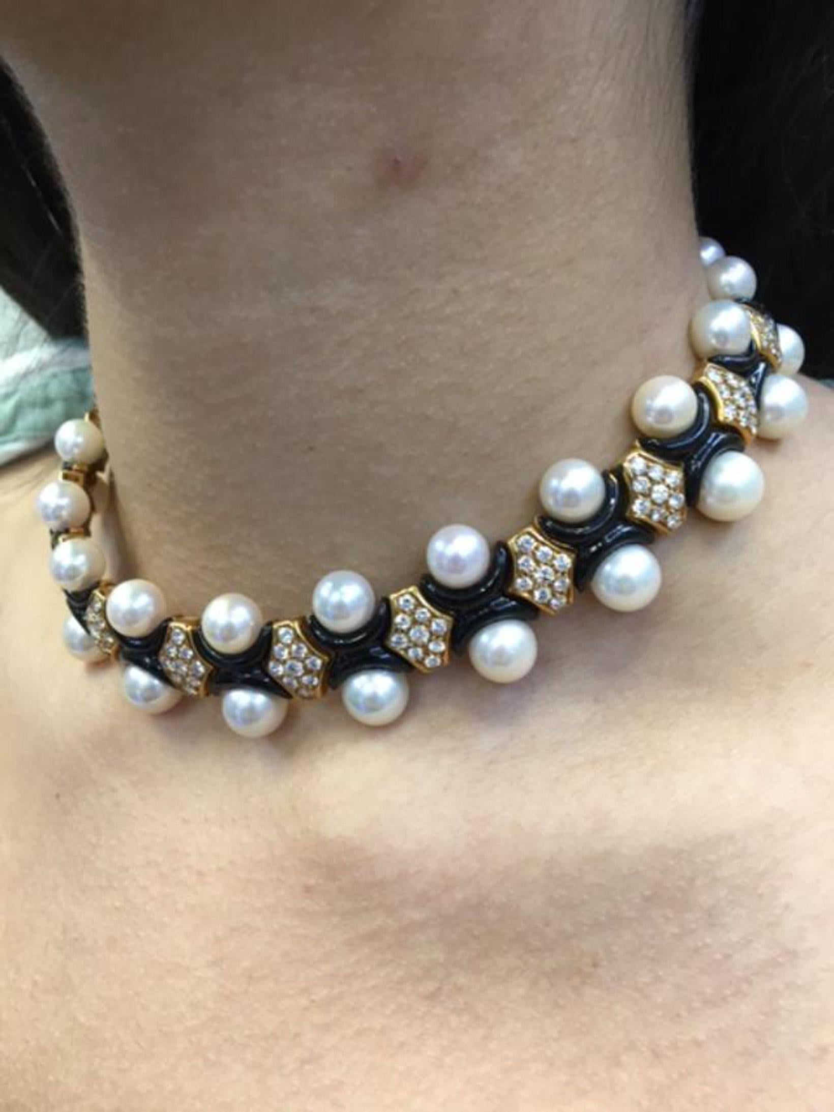 Ensemble collier et boucles d'oreilles ras du cou en or 18 carats, diamants, perles et émail, années 1980 en vente 7