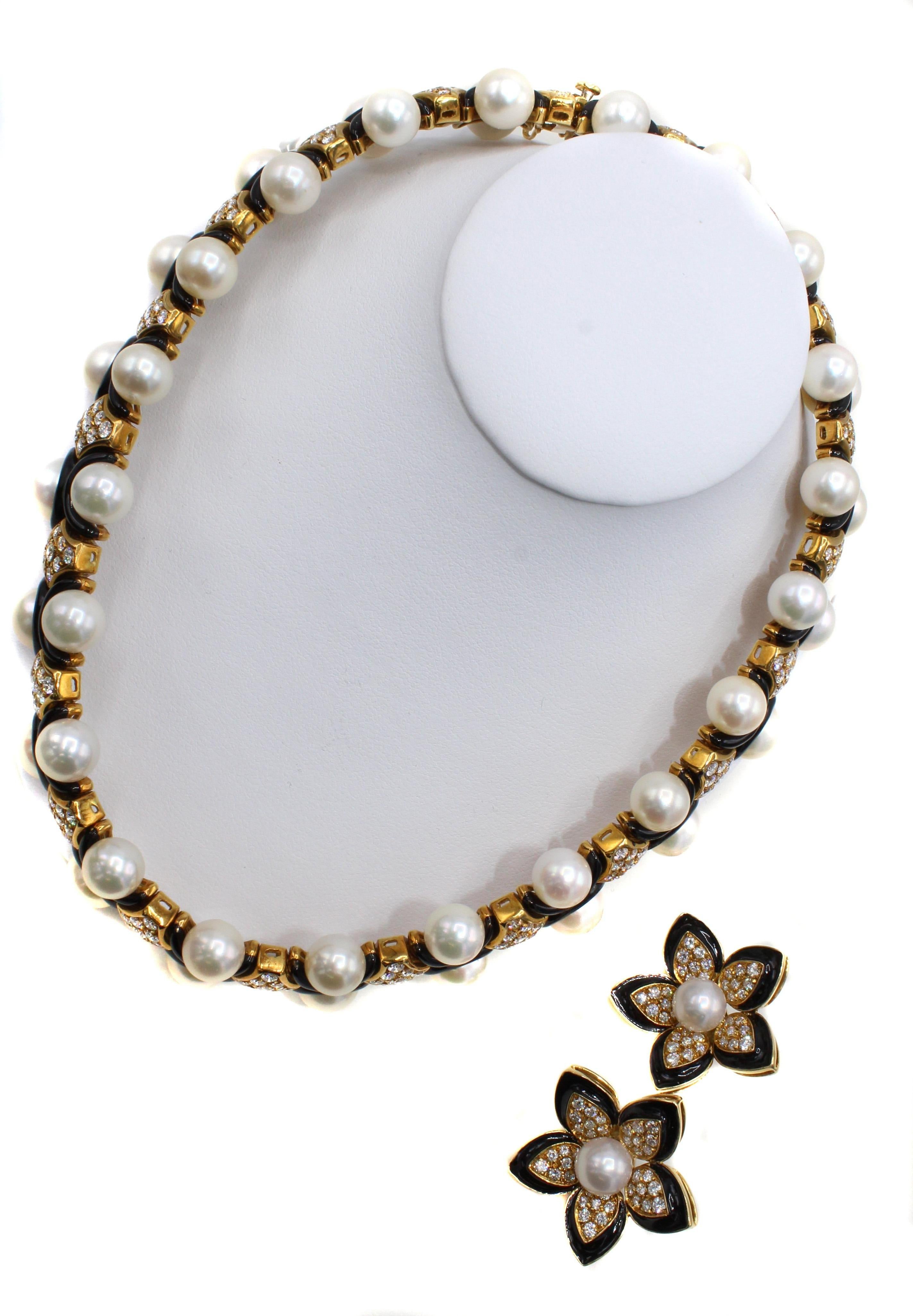 Ensemble collier et boucles d'oreilles ras du cou en or 18 carats, diamants, perles et émail, années 1980 Excellent état - En vente à New York, NY