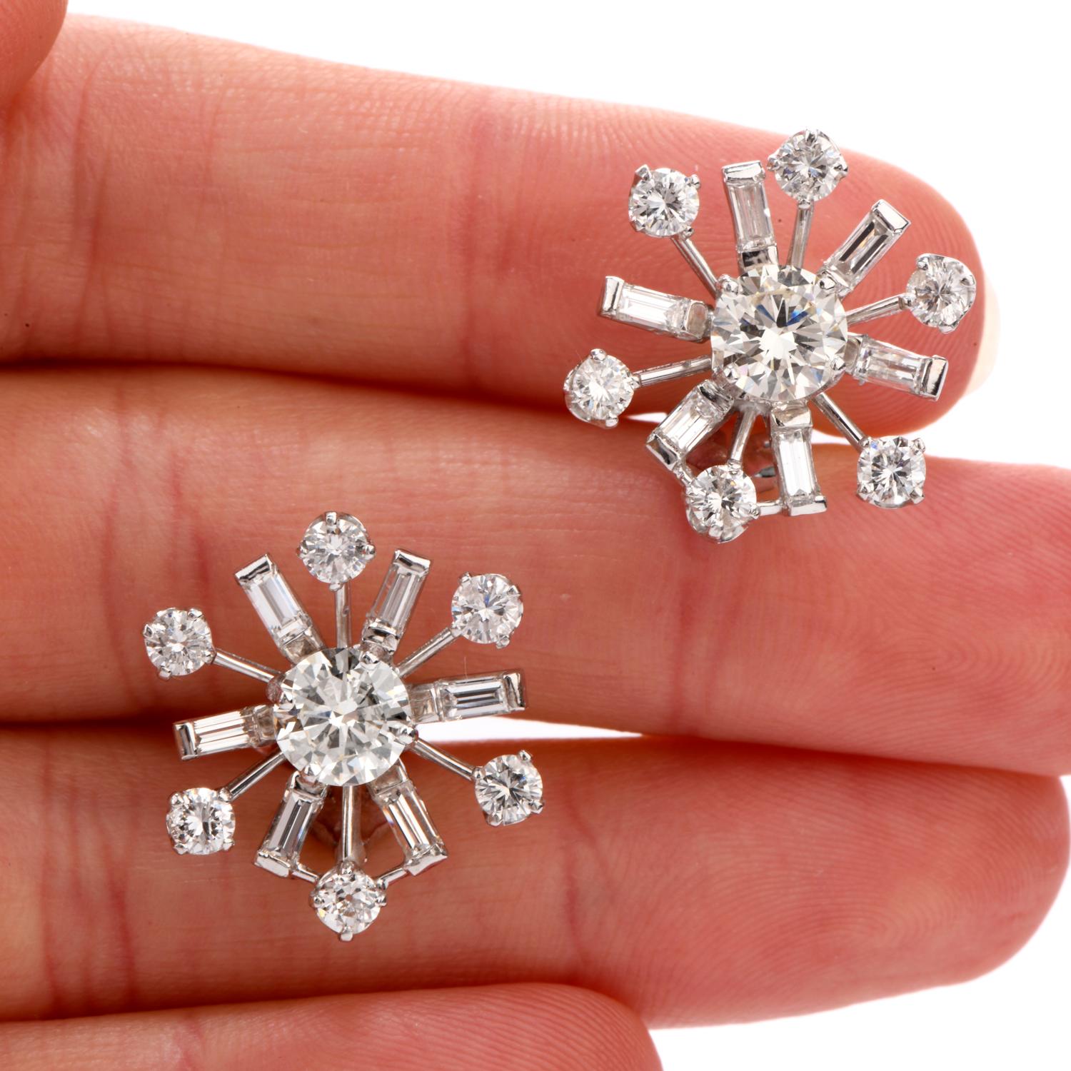 Feurige weiße Diamanten im Rund- und Baguetteschliff schmücken dieses Vintage-Modell aus den 1960er Jahren.  Ohrringe mit Pinwheel-Motiv.  Sie sind aus Platin gefertigt und messen ca. 20,24 mm.

Hervorgehoben in der Mitte jeder ist 1 runder