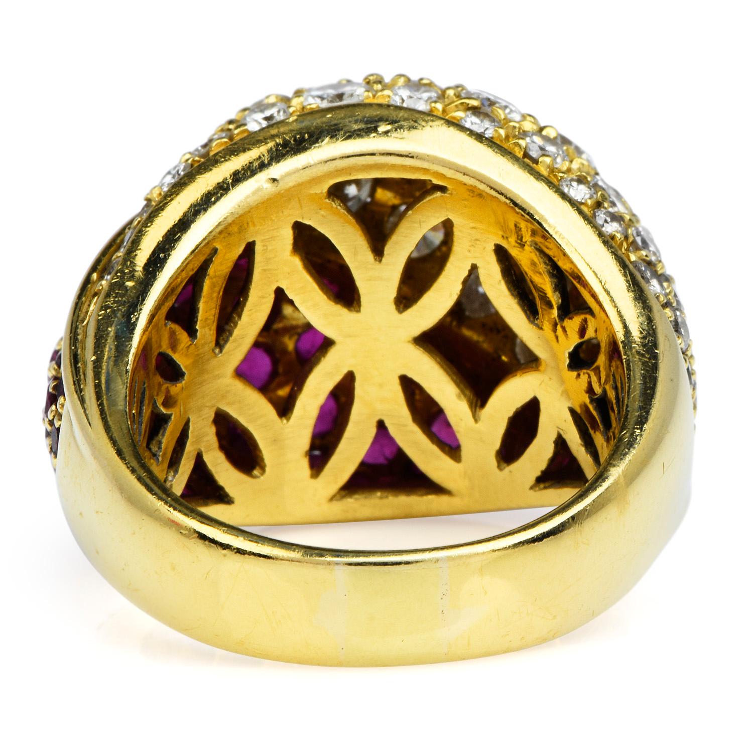 1980er Jahre Diamant Rubin 18 Karat Gold Italienischer Bypass Cluster Kuppel Cocktail-Ring im Zustand „Hervorragend“ im Angebot in Miami, FL