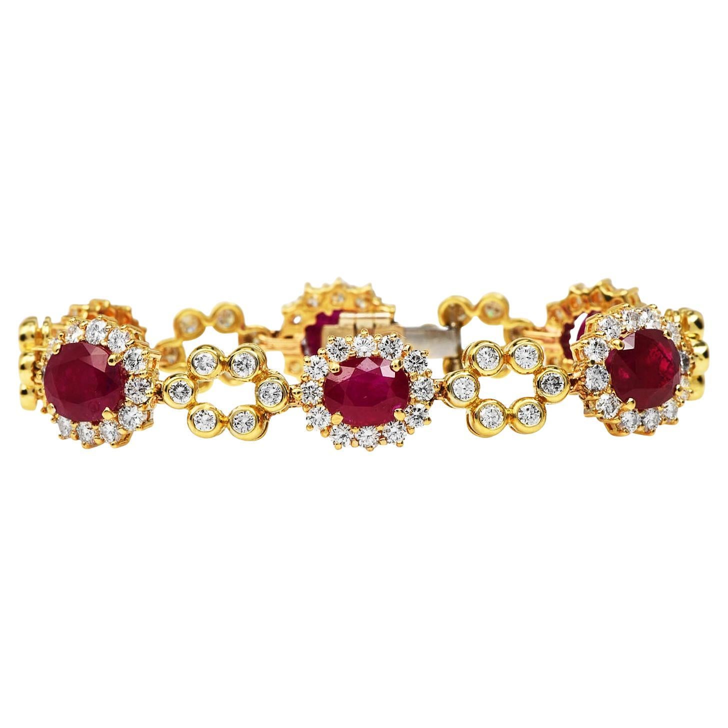Bracelet à maillons en or jaune 18 carats, orné de diamants et de rubis, avec une fleur en forme de halo, datant des années 1980.