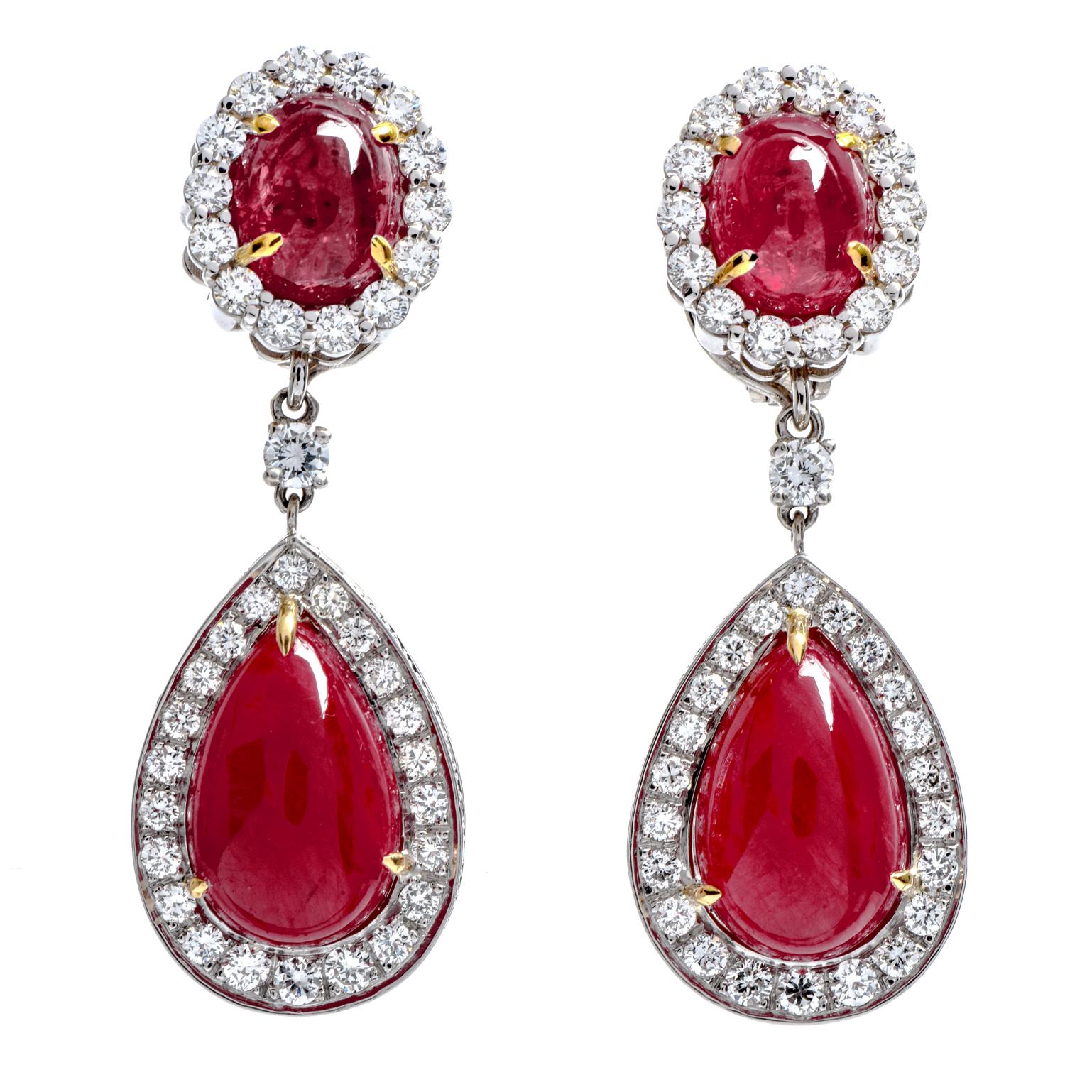 Lassen Sie sich Tag und Nacht von diesen glamourösen roten Rubin- und Diamant-Ohrringen verzaubern.  

 Clip-on mit klappbarer Stange aus luxuriösem Platin.

Umgeben von einem Halo aus (74) echten Diamanten im Rundschliff, die in Zacken gefasst sind