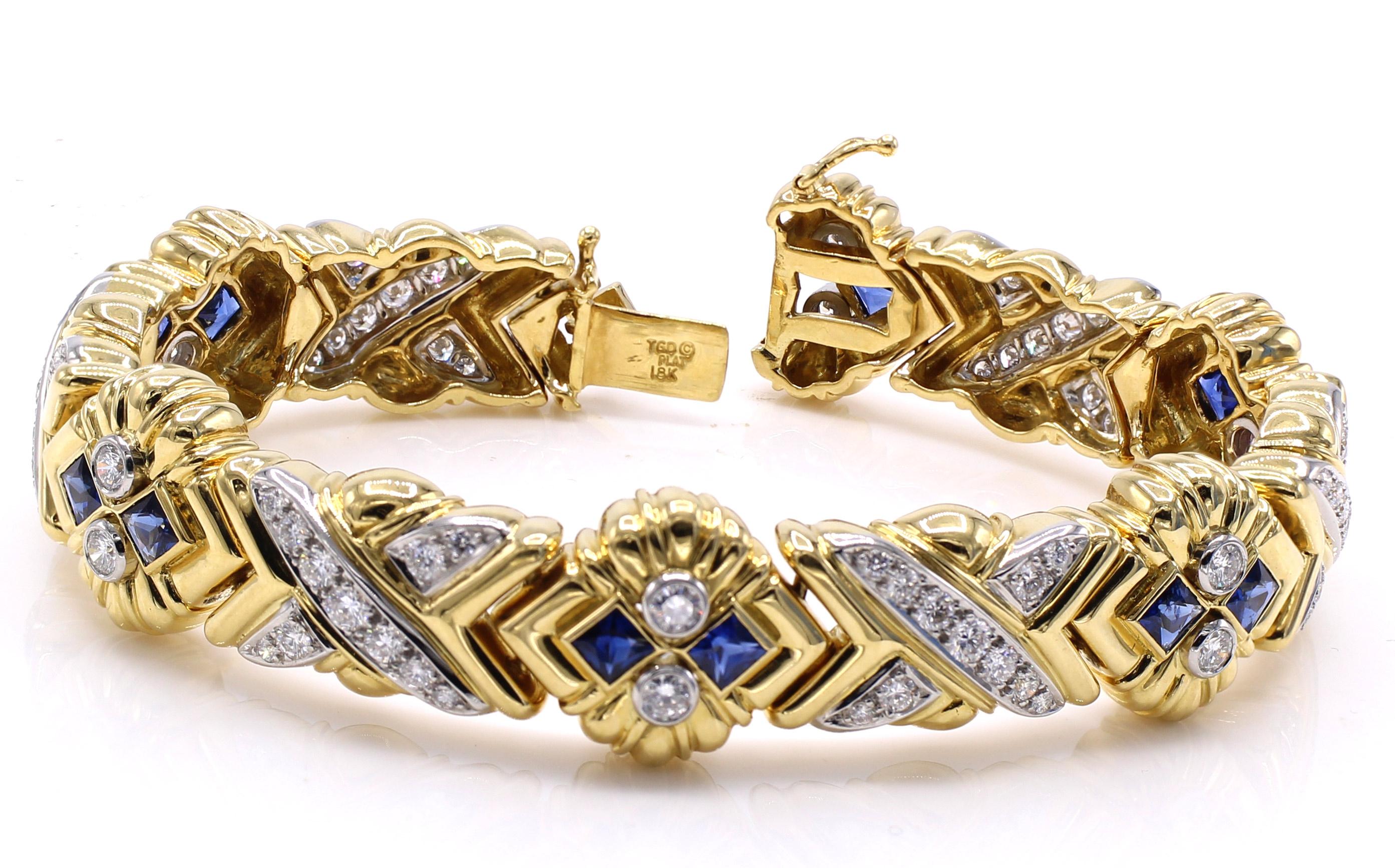 Magnifiquement conçu et réalisé de main de maître en or 18 carats, ce bracelet chic et coloré des années 1980 embellit tous les poignets. Des éléments d'or jaune poli en forme de chevrons et de courbes sont sertis de 78 diamants ronds de taille