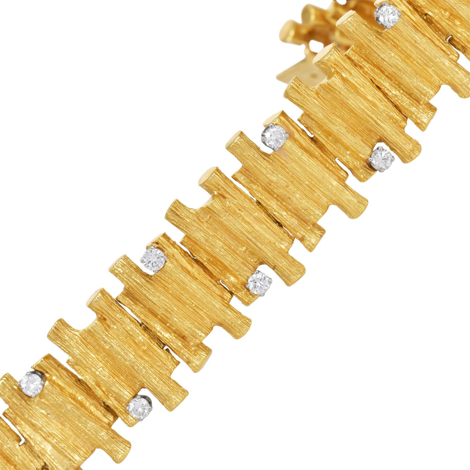 Ce bracelet vintage en or jaune 18 carats est orné d'un motif complexe inspiré des bambous avec une riche finition mate, accentué par 1,20 carats de diamants ronds brillants sertis dans des griffes en or blanc 18 carats pour plus de contraste. La