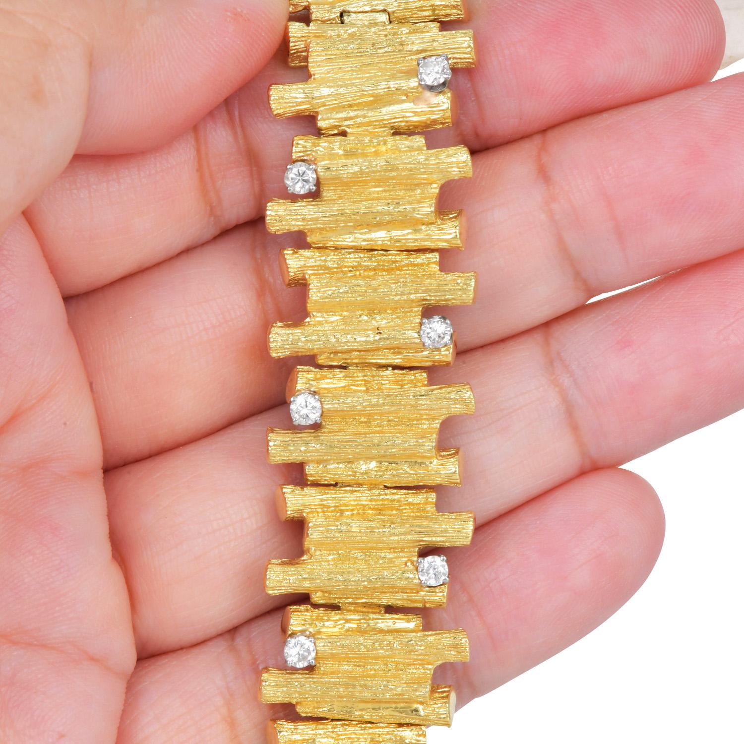 Bracelet en or 18K avec diamants et bambous texturés des années 1980 en vente 1
