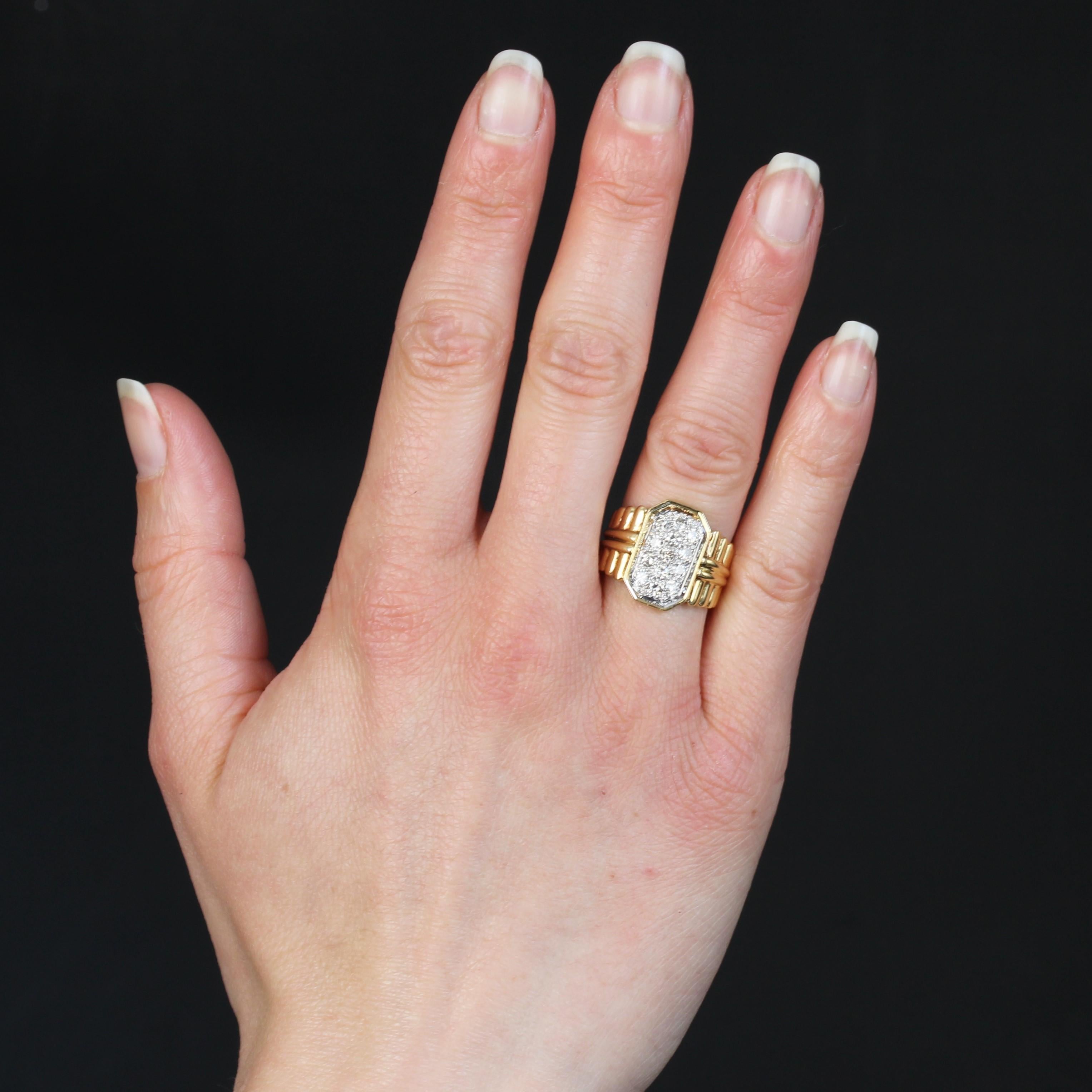 Ring aus 18 Karat Gelbgold, Stempel des Rüsselkäfers.
Retro Ring, sein Ring ist ein Fall und verziert mit gadrooned Muster fast an der Basis. Auf der Oberseite ist ein rechteckiges Muster mit geschliffenen Seiten mit modernen Diamanten im