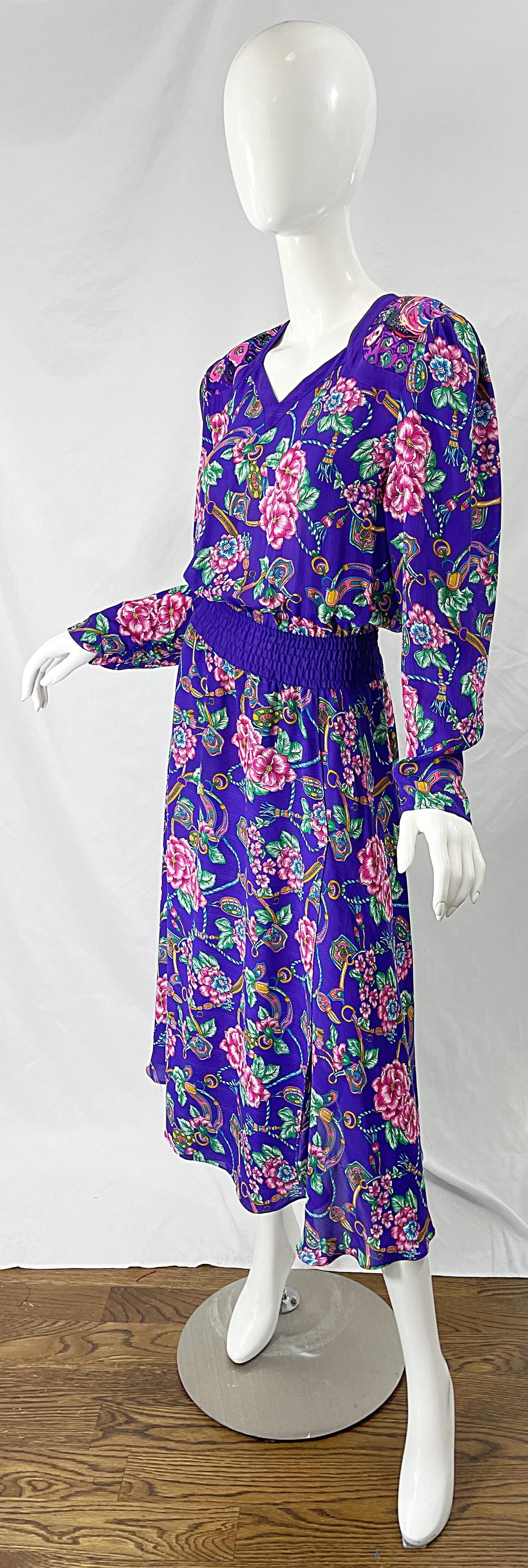 Diane Freis - Robe à manches longues imprimée de fleurs et de bijoux royales violettes des années 1980 en vente 7