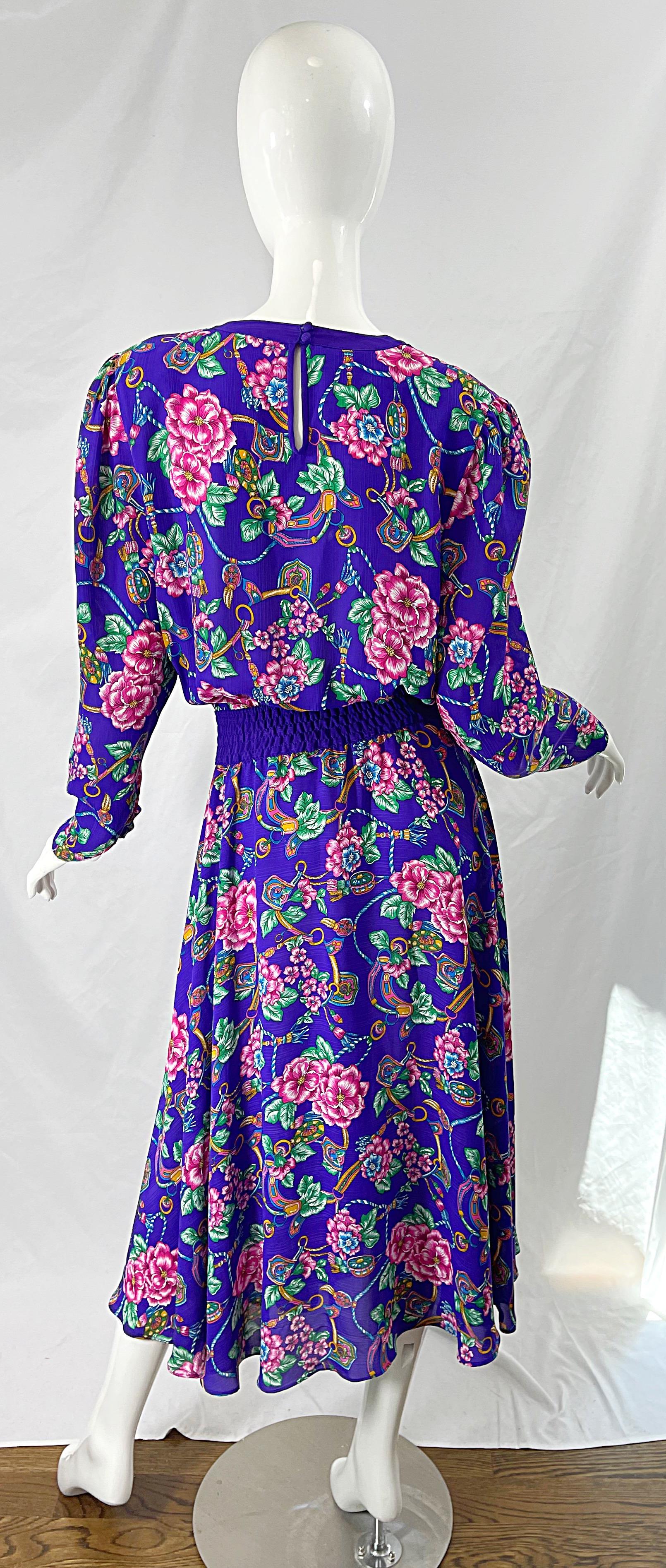 Diane Freis - Robe à manches longues imprimée de fleurs et de bijoux royales violettes des années 1980 en vente 8