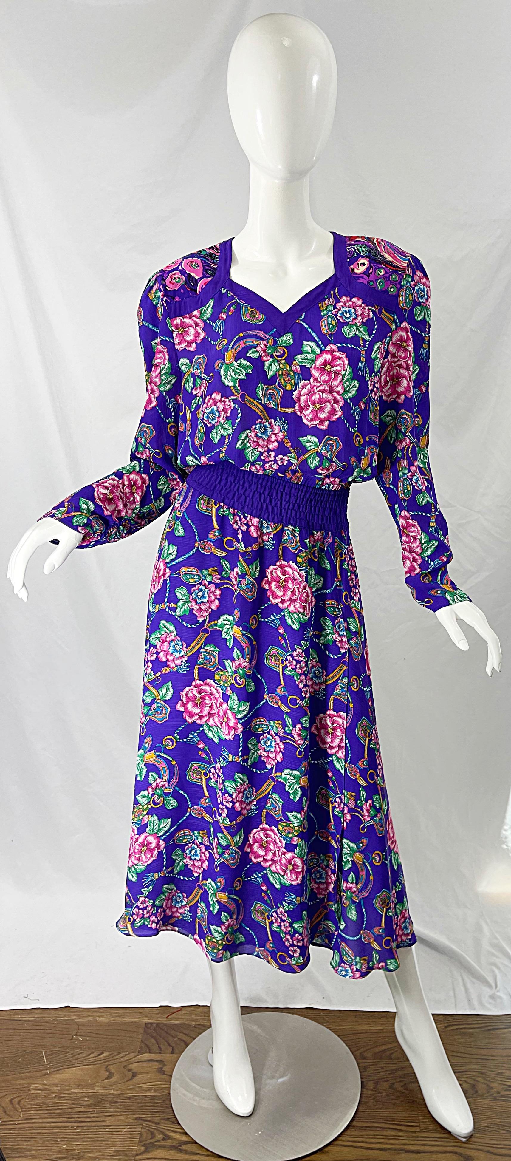 1980er Diane Freis lila 80er Jahre Kleid mit langen Ärmeln, Regal Blumen und Juwelen bedruckt im Angebot 6