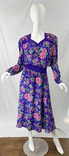 1980er Diane Freis lila 80er Jahre Kleid mit langen Ärmeln, Regal Blumen und Juwelen bedruckt