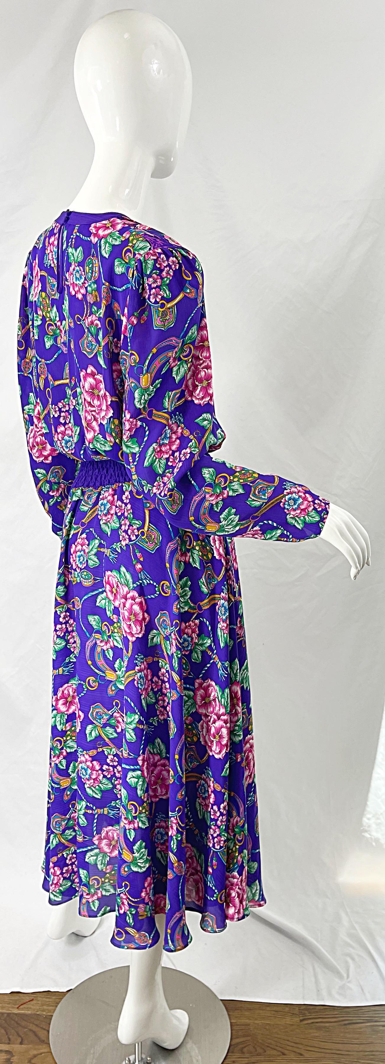 Diane Freis - Robe à manches longues imprimée de fleurs et de bijoux royales violettes des années 1980 Excellent état - En vente à San Diego, CA