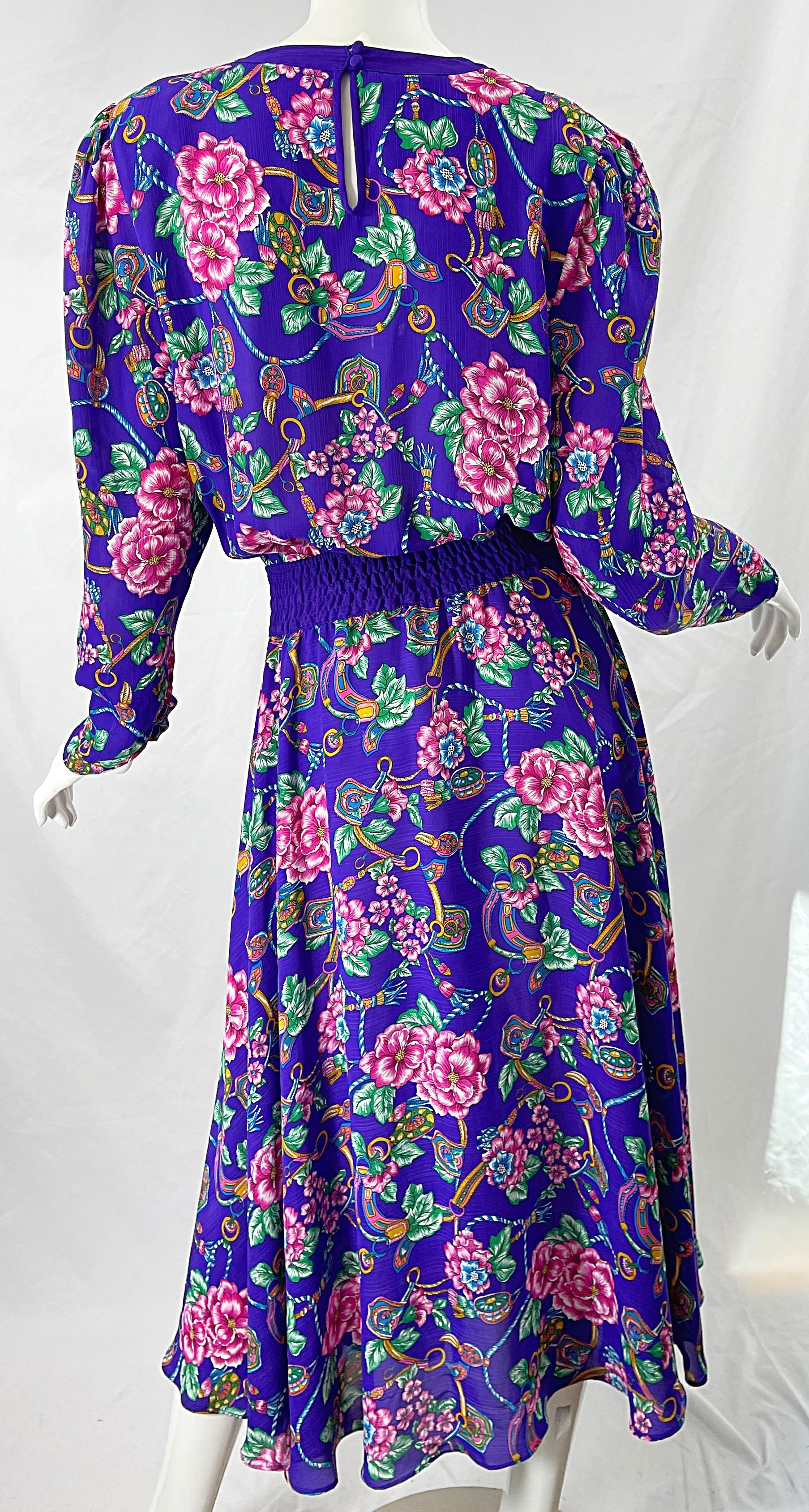 1980er Diane Freis lila 80er Jahre Kleid mit langen Ärmeln, Regal Blumen und Juwelen bedruckt im Angebot 1