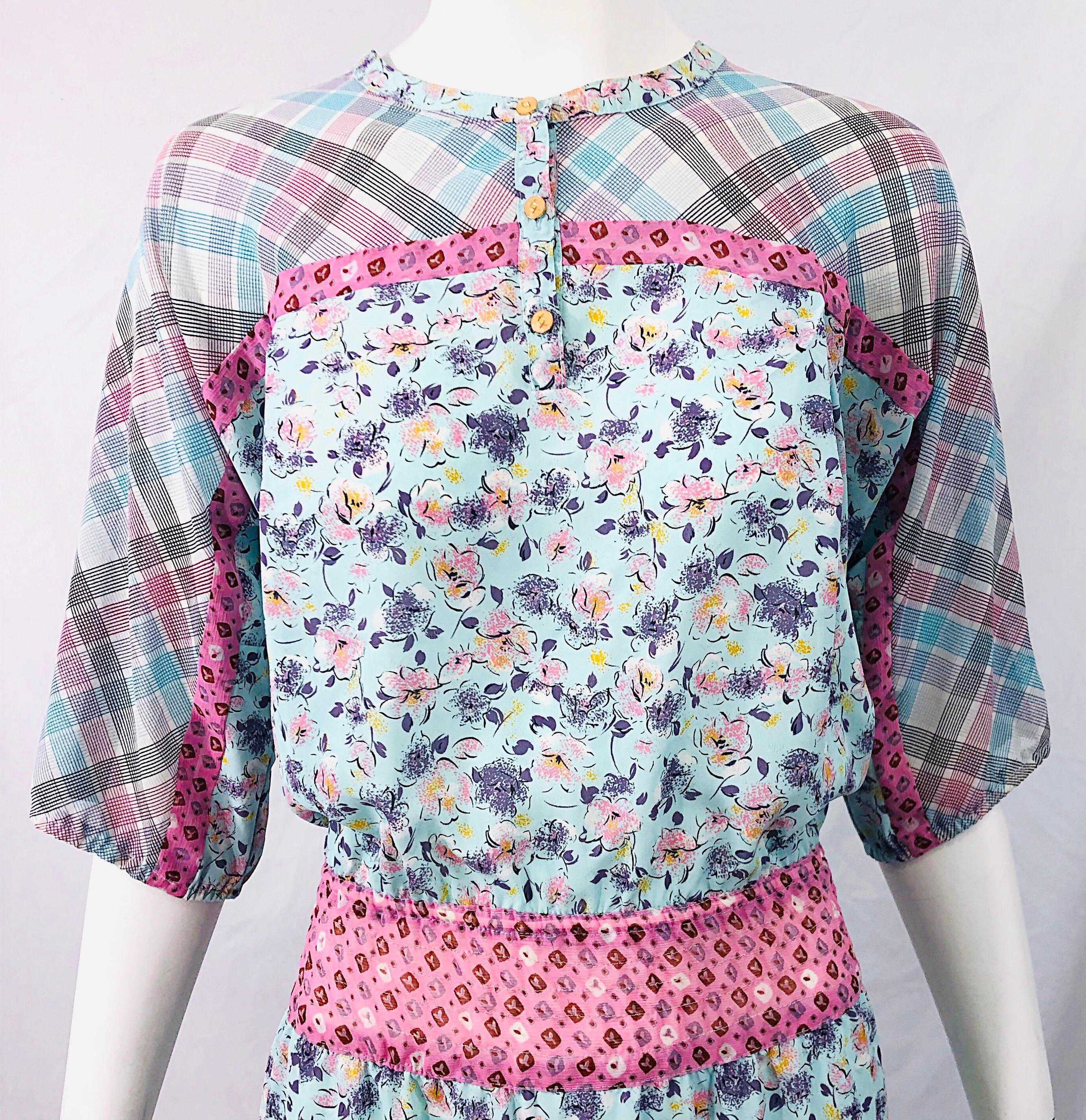 1980er Diane Freis Vintage 80er Jahre Kleid aus Seide mit blauen + rosa Blumen und karierten Streifen (Grau) im Angebot