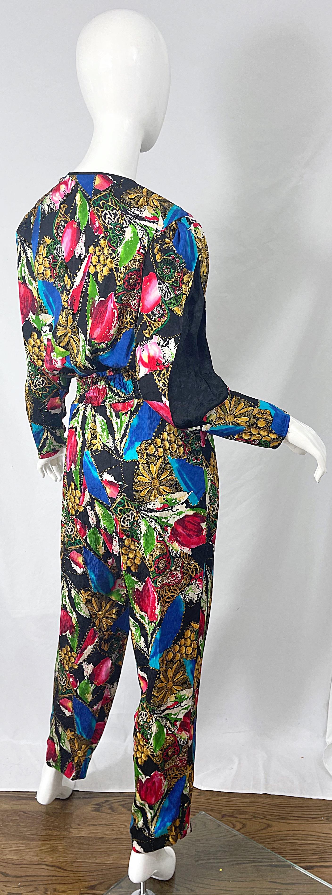 1980er Diane Freis Vintage 80er Jahre Jumpsuit aus Seide mit Juwelen und Blumenmuster in leuchtenden Farben  im Zustand „Hervorragend“ im Angebot in San Diego, CA