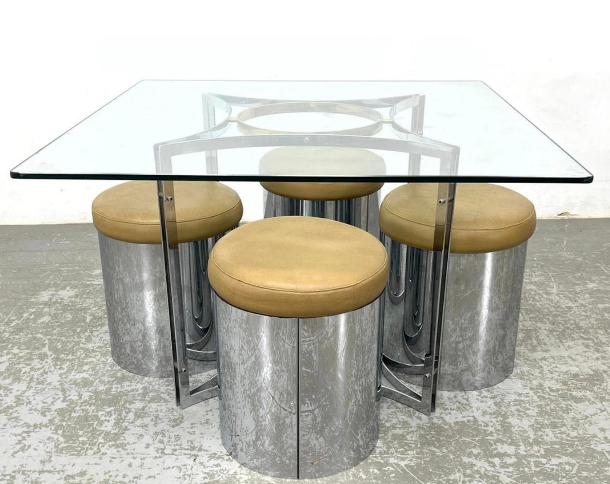Un bellissimo set da pranzo o da gioco. Si tratta di un tavolo con piano in vetro cromato e ottone e di 4 sgabelli rotondi rivestiti in acciaio e con piano in pelle. Gli sgabelli si inseriscono comodamente sotto il tavolo per risparmiare spazio