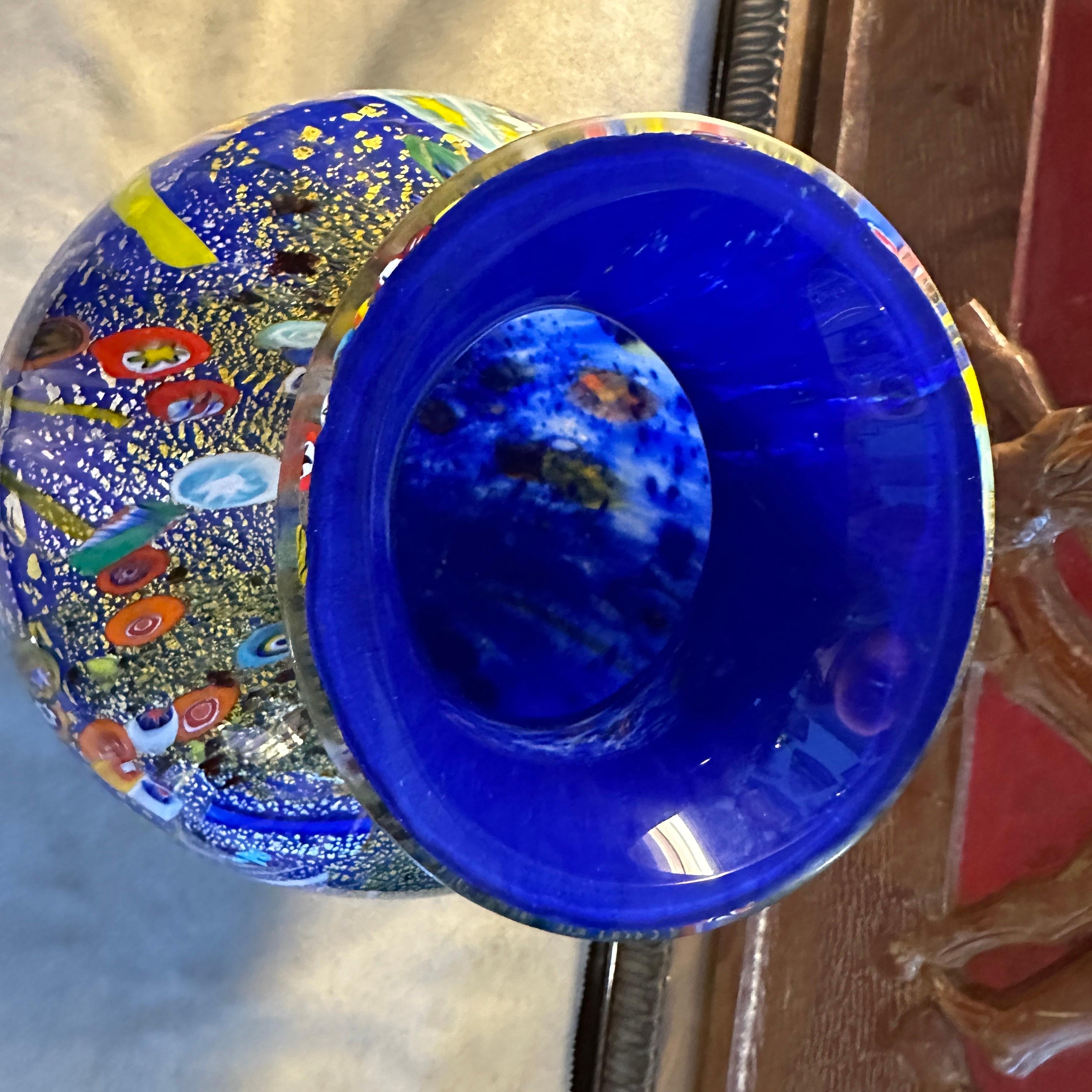 Vase aus blauem Muranoglas mit Murrine-Einsätzen im Stil der 1980er Jahre von Dino Martens (Italienisch) im Angebot