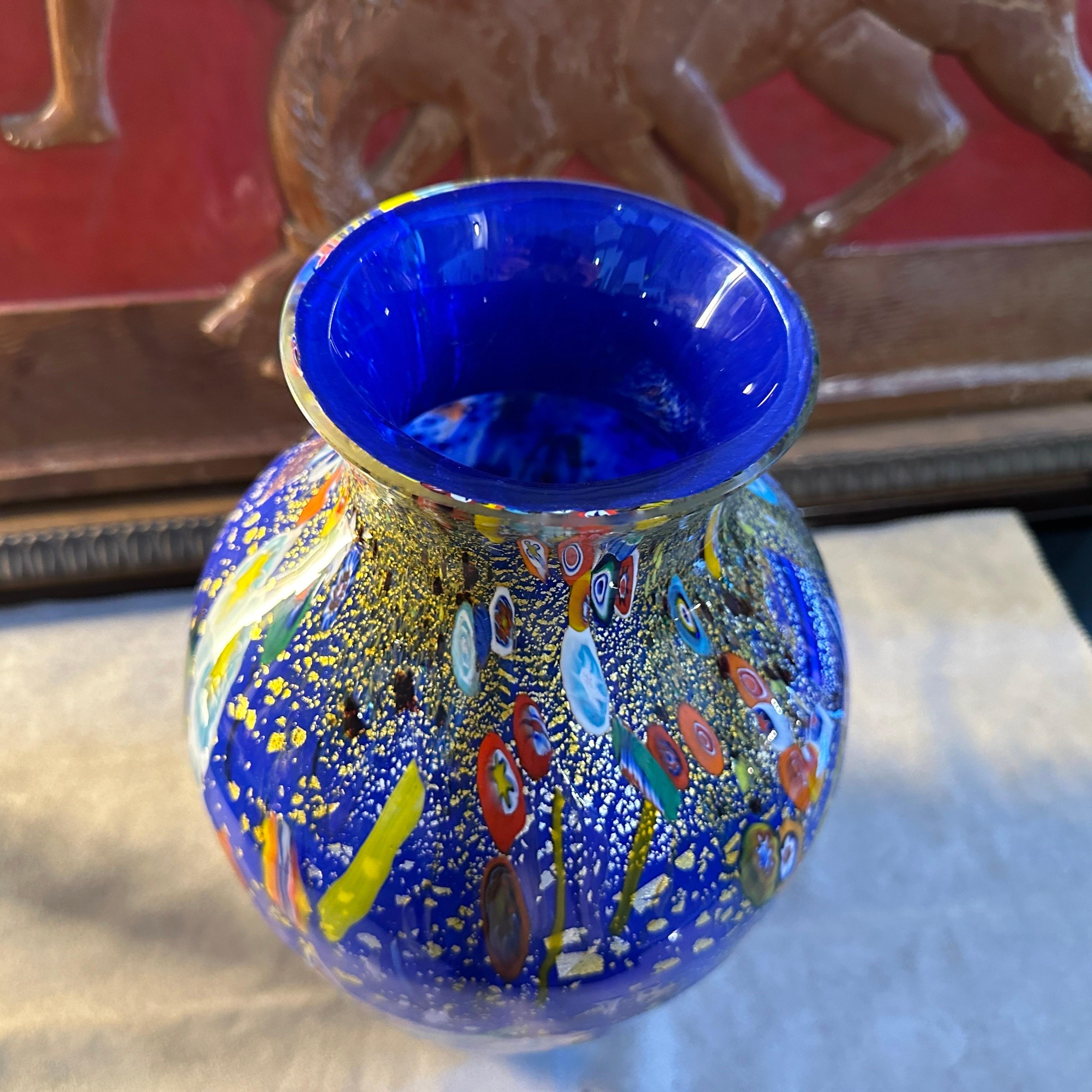Vase aus blauem Muranoglas mit Murrine-Einsätzen im Stil der 1980er Jahre von Dino Martens (20. Jahrhundert) im Angebot