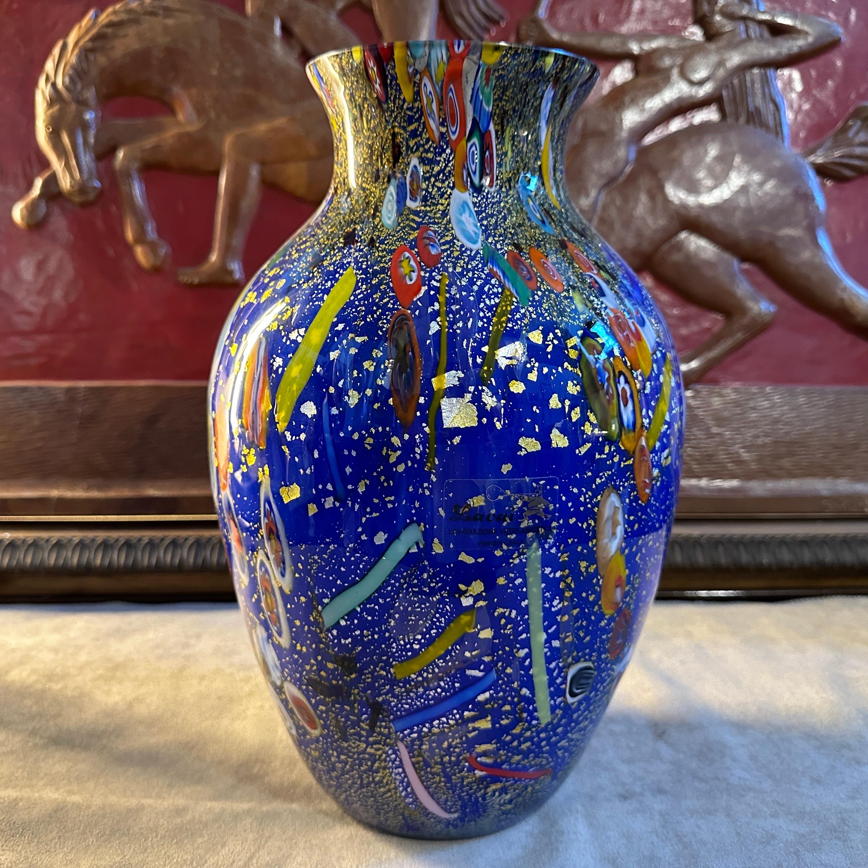 Vase aus blauem Muranoglas mit Murrine-Einsätzen im Stil der 1980er Jahre von Dino Martens im Angebot 1