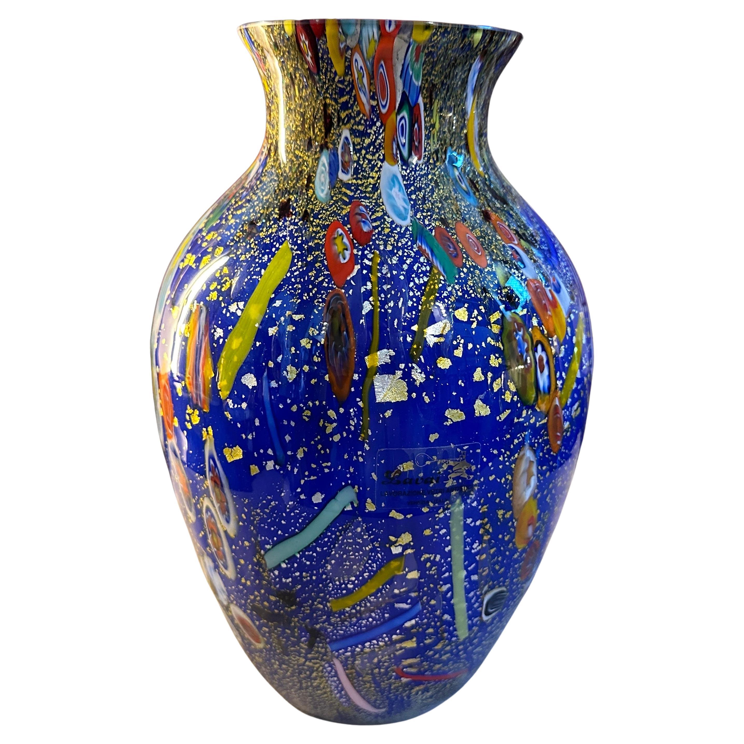 Vase aus blauem Muranoglas mit Murrine-Einsätzen im Stil der 1980er Jahre von Dino Martens im Angebot