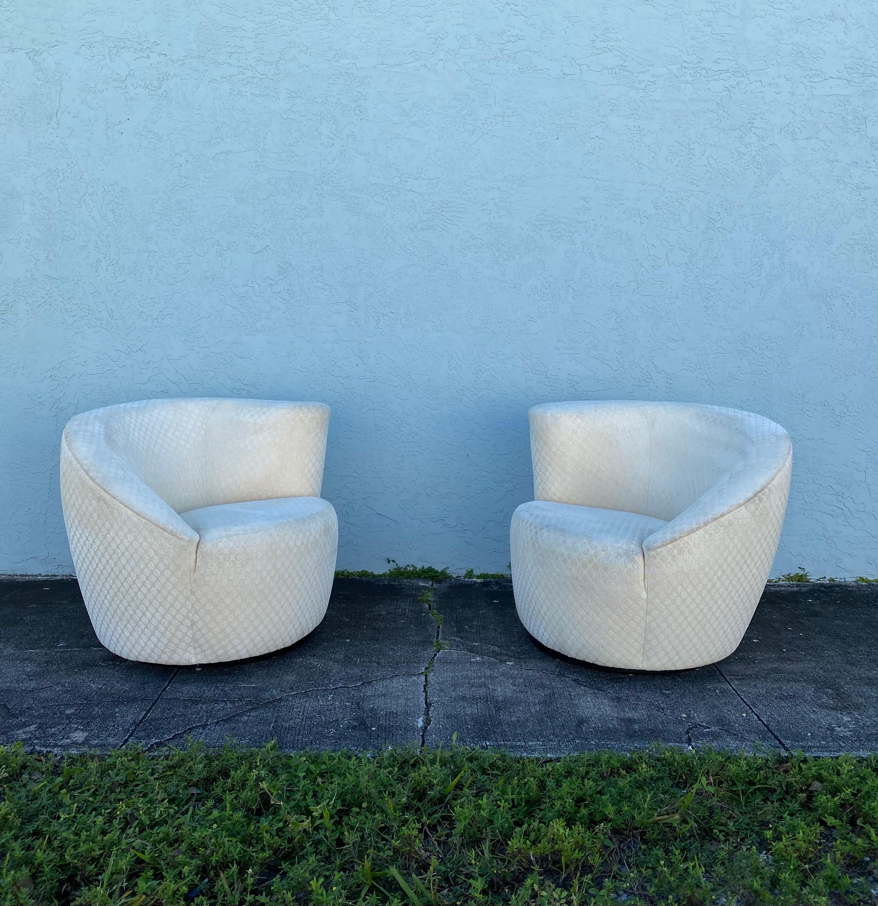 Nous vous proposons ici l'un des plus beaux ensembles de chaises pivotantes que vous puissiez espérer trouver. Le design est remarquable partout. Ce magnifique ensemble est une pièce d'apparat qui est également extrêmement confortable et pleine de